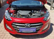 HYUNDAI I30 CW 1.6 MPi Business Life 2. Tulaj. Szervizkönyv! TEMPOMAT. PARKRADAR. ALUFELNI