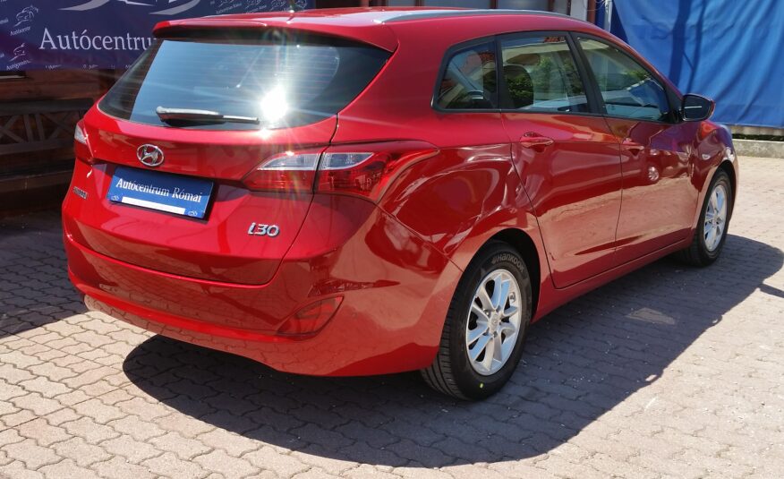 HYUNDAI I30 CW 1.6 MPi Business Life 2. Tulaj. Szervizkönyv! TEMPOMAT. PARKRADAR. ALUFELNI