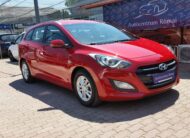 HYUNDAI I30 CW 1.6 MPi Business Life 2. Tulaj. Szervizkönyv! TEMPOMAT. PARKRADAR. ALUFELNI