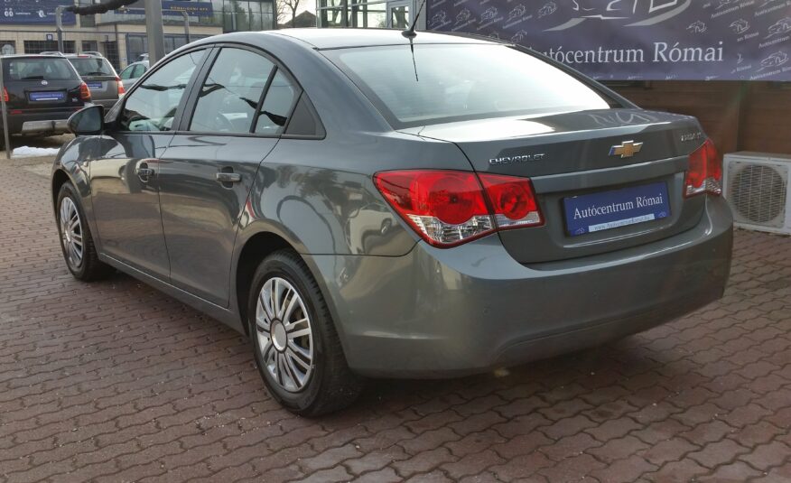 CHEVROLET CRUZE 1.6 LT 2. Tulaj. Szervizkönyv! KLÍMA. PARKRADAR. TEMPOMAT