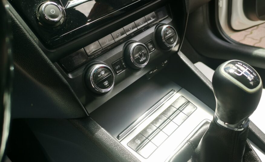 SKODA OCTAVIA Combi 1.4 TSI Style Mo.-i. 1. Tulaj. TEMPOMAT. PARKRADAR. ÜLÉSFŰTÉS. ALUFELNI