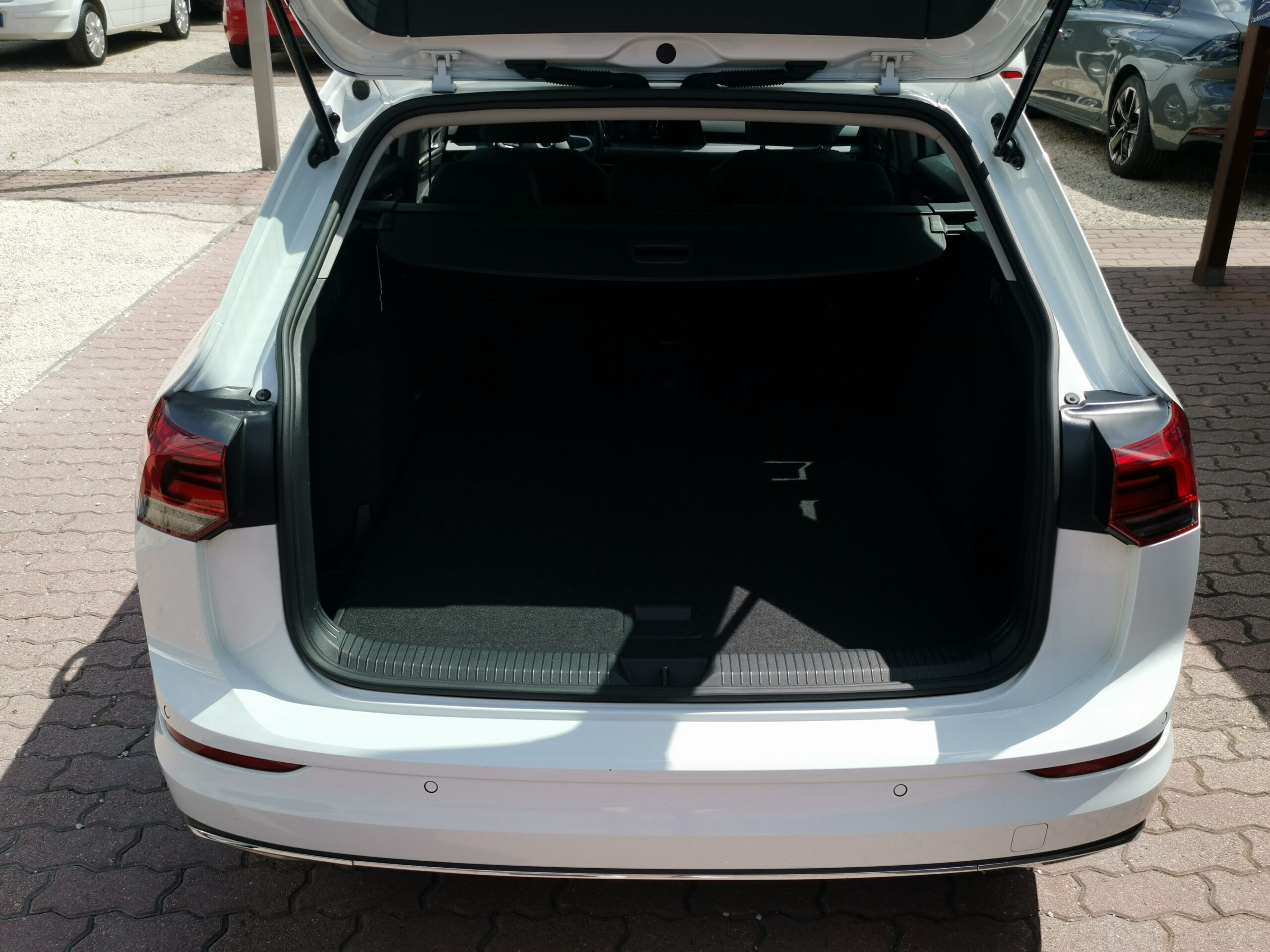 VOLKSWAGEN GOLF VIII Variant 1.5 TSI ACT Style MO.-i. 1. Tulaj. ÁFÁ-s! TEMPOMAT. LED. ÜLÉSFŰTÉS. ALUFELNI