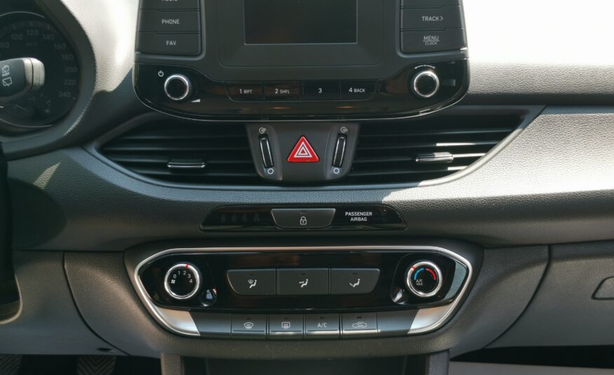HYUNDAI I30 1.5 DPi Life MO.-i. 1. Tulaj. Szervizkönyv! ÁFÁ-s! TEMPOMAT. PARKRADAR. KÖDLÁMPA