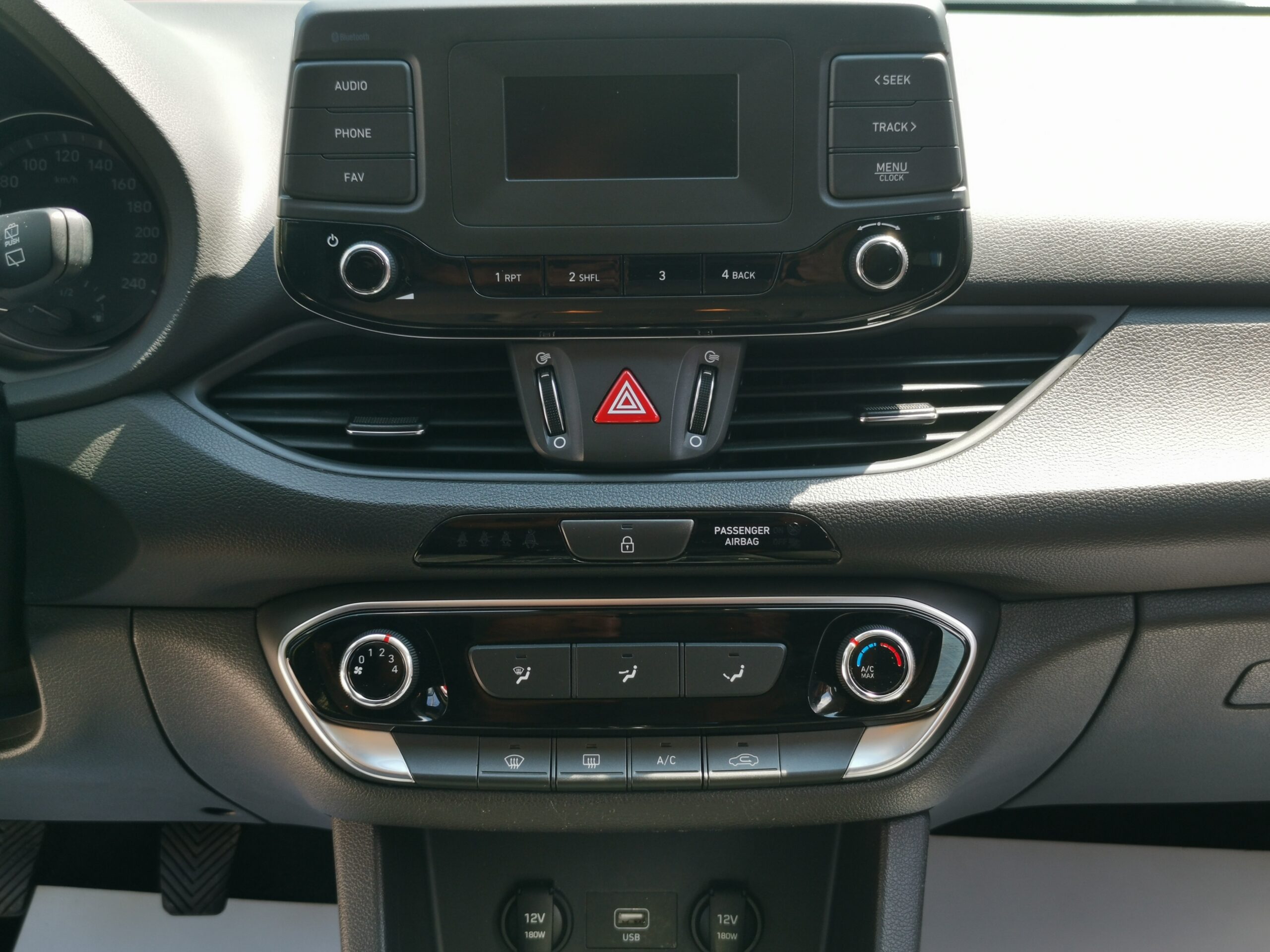 HYUNDAI I30 1.5 DPi Life MO.-i. 1. Tulaj. Szervizkönyv! ÁFÁ-s! TEMPOMAT. PARKRADAR. KÖDLÁMPA
