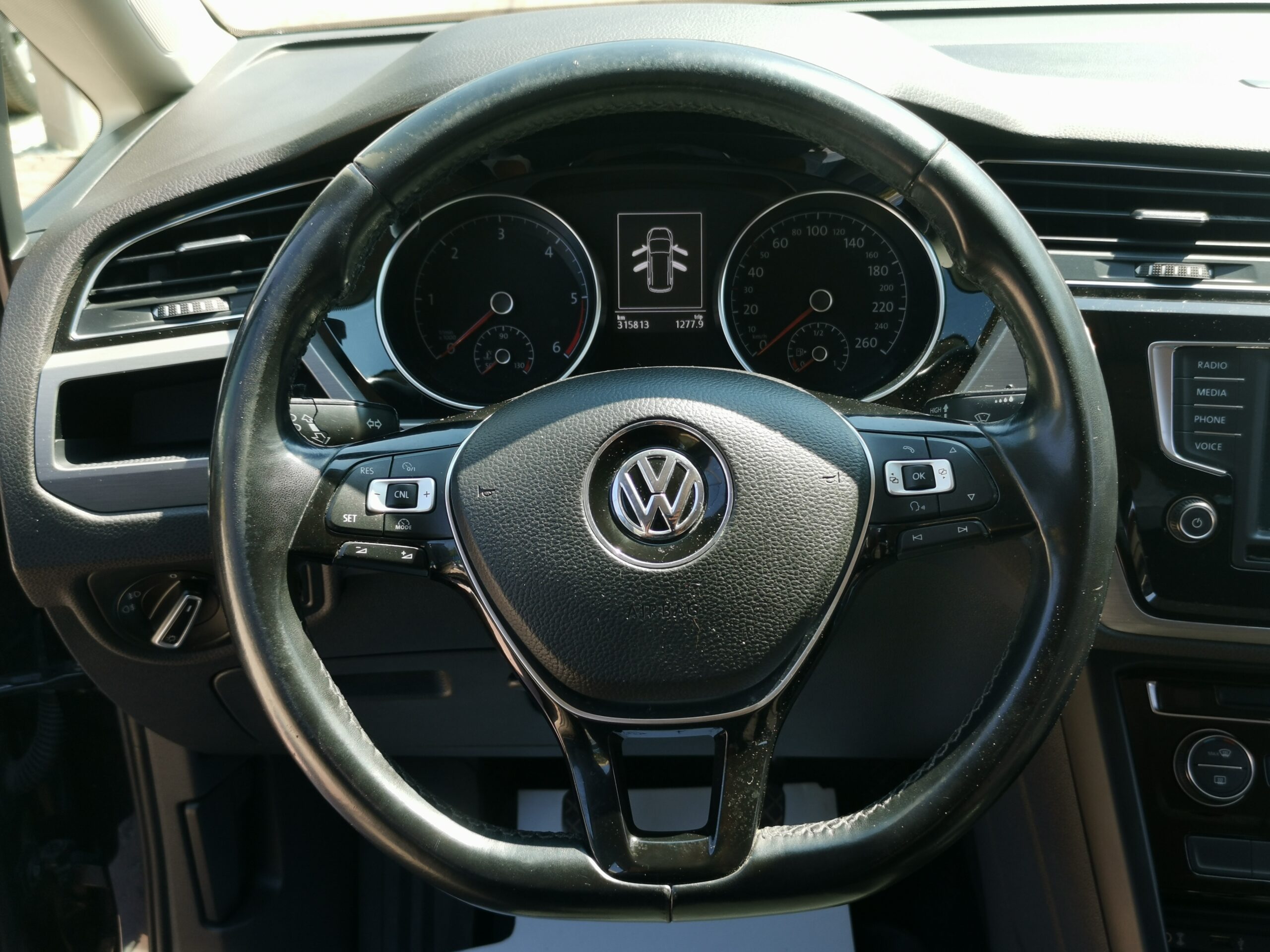 VOLKSWAGEN TOURAN 2.0 TDI BMT SCR Comfortline [7 személy] 7 SZEMÉLYES. TEMPOMAT. PARKRADAR. NAVIGÁCIÓ. ALUFELNI