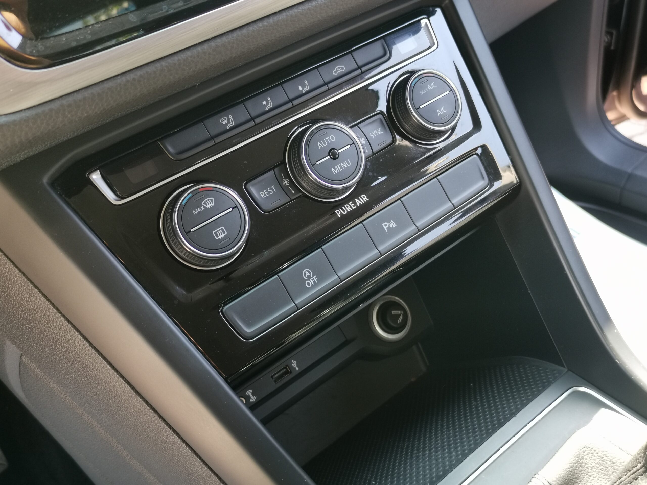 VOLKSWAGEN TOURAN 2.0 TDI BMT SCR Comfortline [7 személy] 7 SZEMÉLYES. TEMPOMAT. PARKRADAR. NAVIGÁCIÓ. ALUFELNI