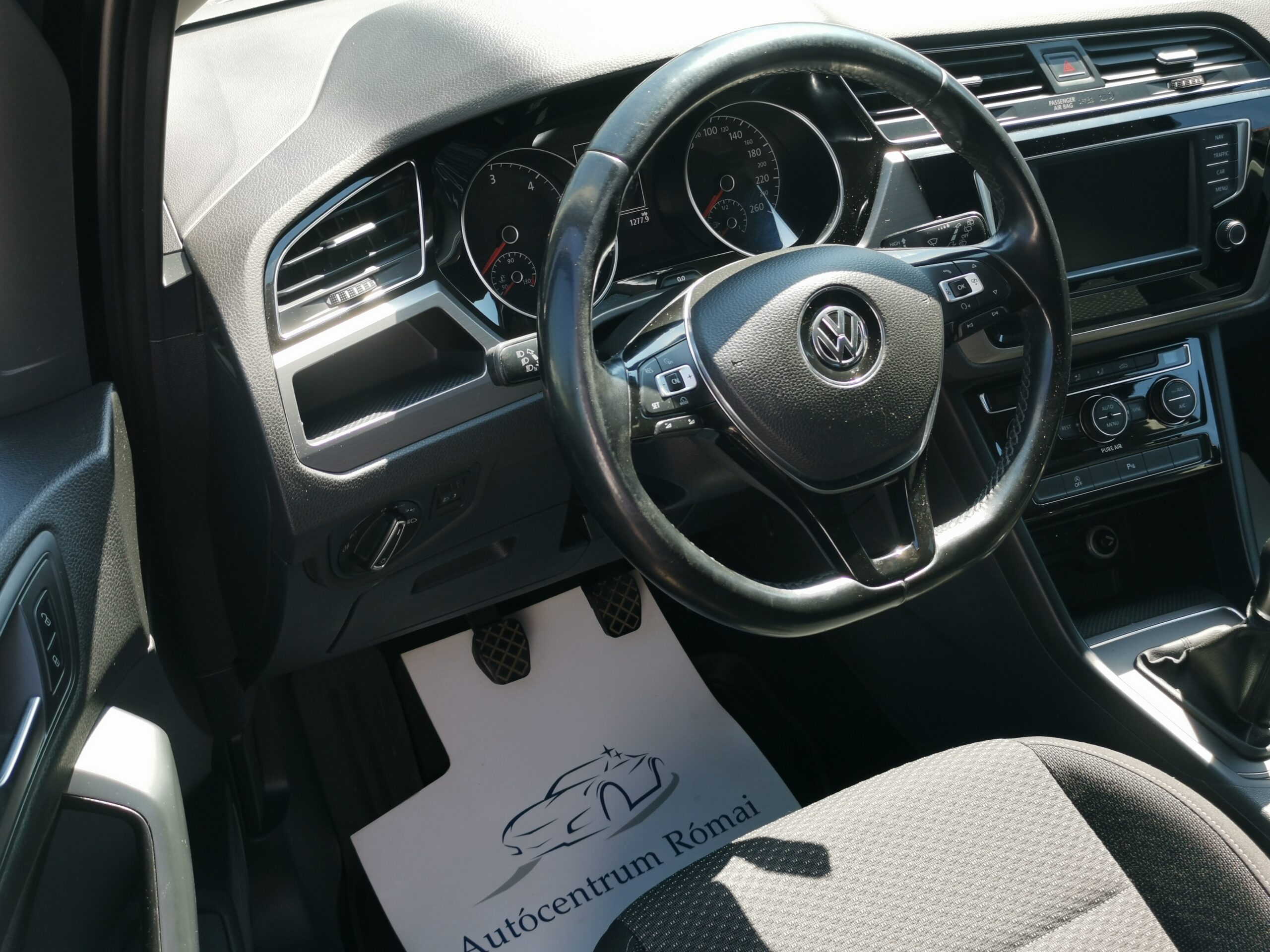 VOLKSWAGEN TOURAN 2.0 TDI BMT SCR Comfortline [7 személy] 7 SZEMÉLYES. TEMPOMAT. PARKRADAR. NAVIGÁCIÓ. ALUFELNI