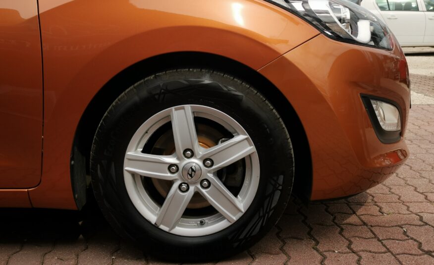 HYUNDAI I30 1.4 MPi ISG Entry 54.000km! 1. Tulaj. Szervizkönyv! NAVIGÁCIÓ. KAMERA. PARKRADAR. ALUFELNI