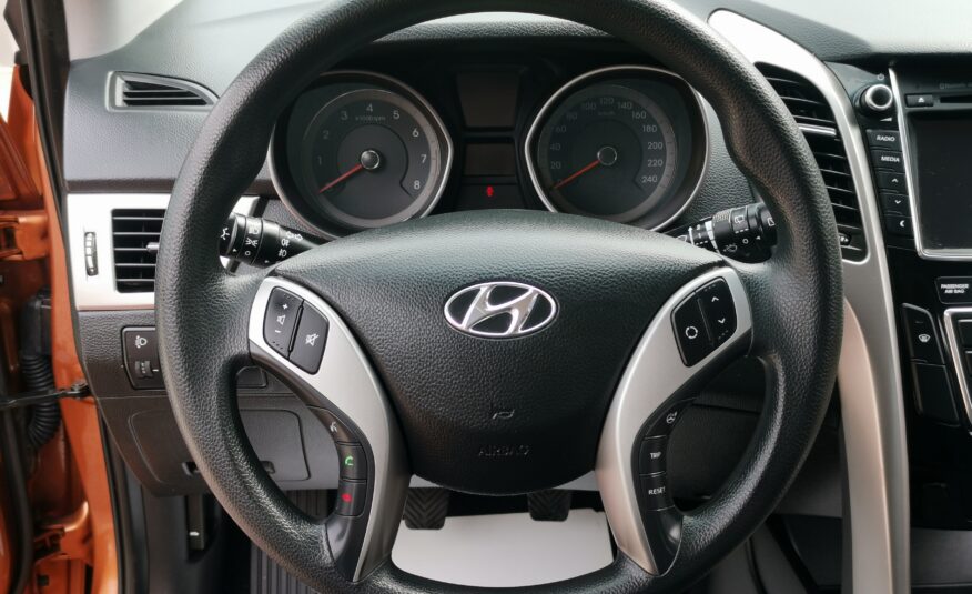 HYUNDAI I30 1.4 MPi ISG Entry 54.000km! 1. Tulaj. Szervizkönyv! NAVIGÁCIÓ. KAMERA. PARKRADAR. ALUFELNI
