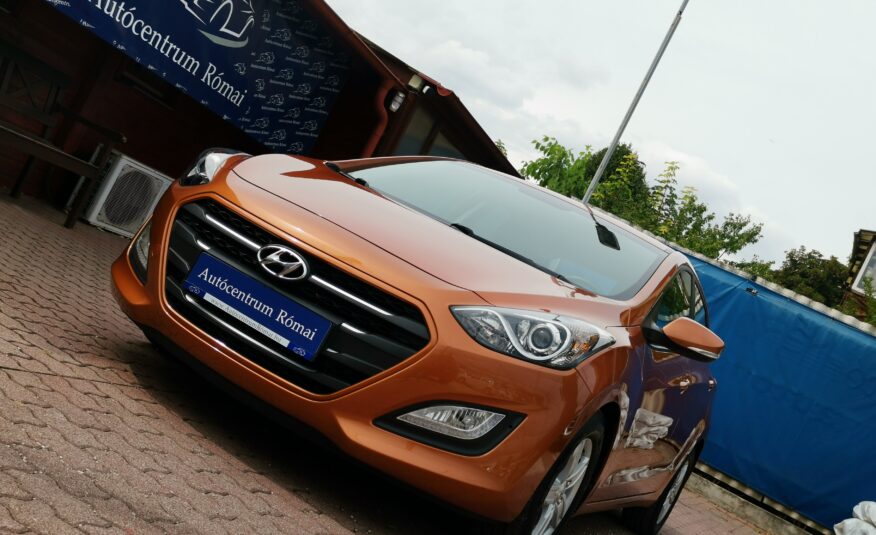 HYUNDAI I30 1.4 MPi ISG Entry 54.000km! 1. Tulaj. Szervizkönyv! NAVIGÁCIÓ. KAMERA. PARKRADAR. ALUFELNI