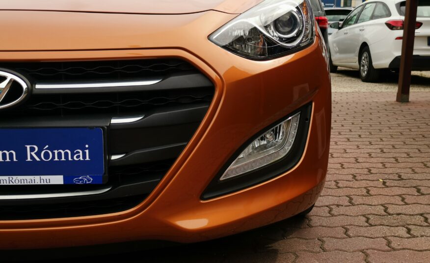 HYUNDAI I30 1.4 MPi ISG Entry 54.000km! 1. Tulaj. Szervizkönyv! NAVIGÁCIÓ. KAMERA. PARKRADAR. ALUFELNI