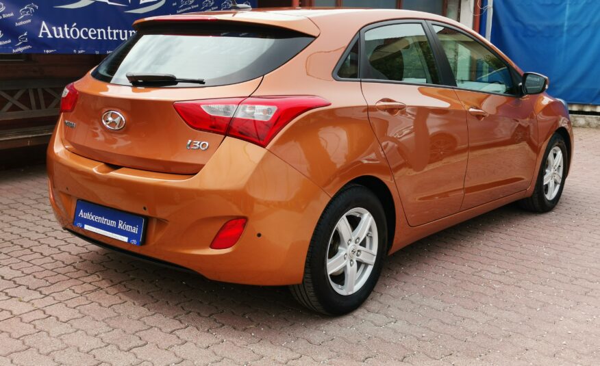 HYUNDAI I30 1.4 MPi ISG Entry 54.000km! 1. Tulaj. Szervizkönyv! NAVIGÁCIÓ. KAMERA. PARKRADAR. ALUFELNI