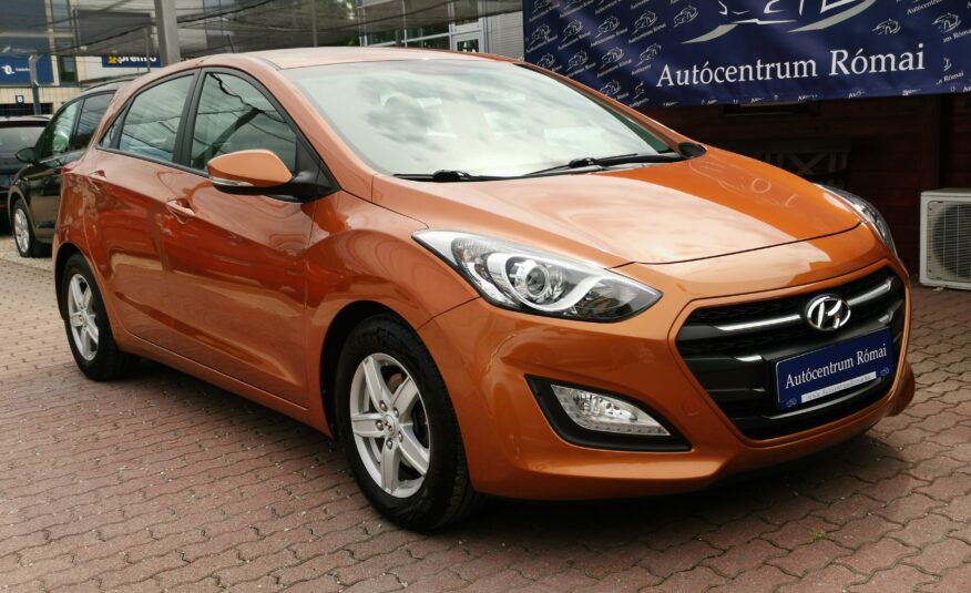 HYUNDAI I30 1.4 MPi ISG Entry 54.000km! 1. Tulaj. Szervizkönyv! NAVIGÁCIÓ. KAMERA. PARKRADAR. ALUFELNI