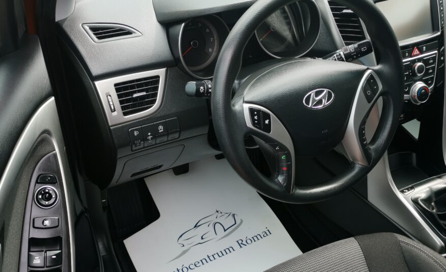 HYUNDAI I30 1.4 MPi ISG Entry 54.000km! 1. Tulaj. Szervizkönyv! NAVIGÁCIÓ. KAMERA. PARKRADAR. ALUFELNI