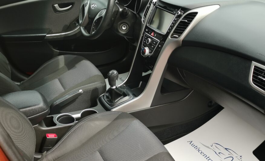 HYUNDAI I30 1.4 MPi ISG Entry 54.000km! 1. Tulaj. Szervizkönyv! NAVIGÁCIÓ. KAMERA. PARKRADAR. ALUFELNI