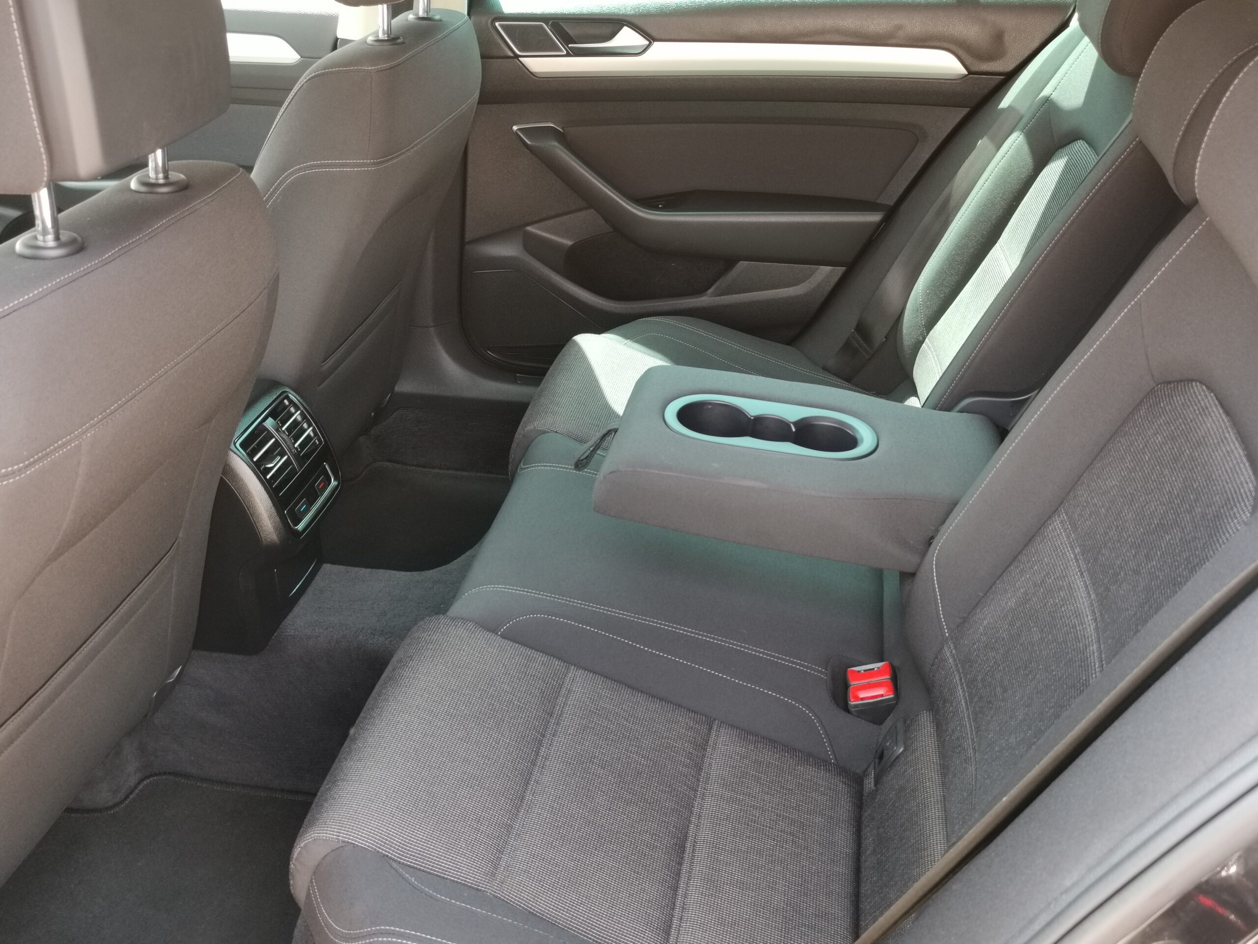VOLKSWAGEN PASSAT VIII Variant 2.0 TDI BMT Comfortline TEMPOMAT. NAVIGÁCIÓ. ÜLÉSFŰTÉS. PARKRADAR