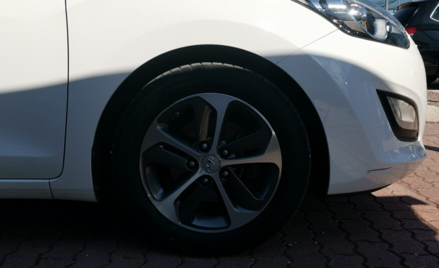 HYUNDAI I30 1.4 MPi Life Passion 98.000km! 2. Tulaj. TEMPOMAT. PARKRADAR. ÜLÉSFŰTÉS. ALUFELNI