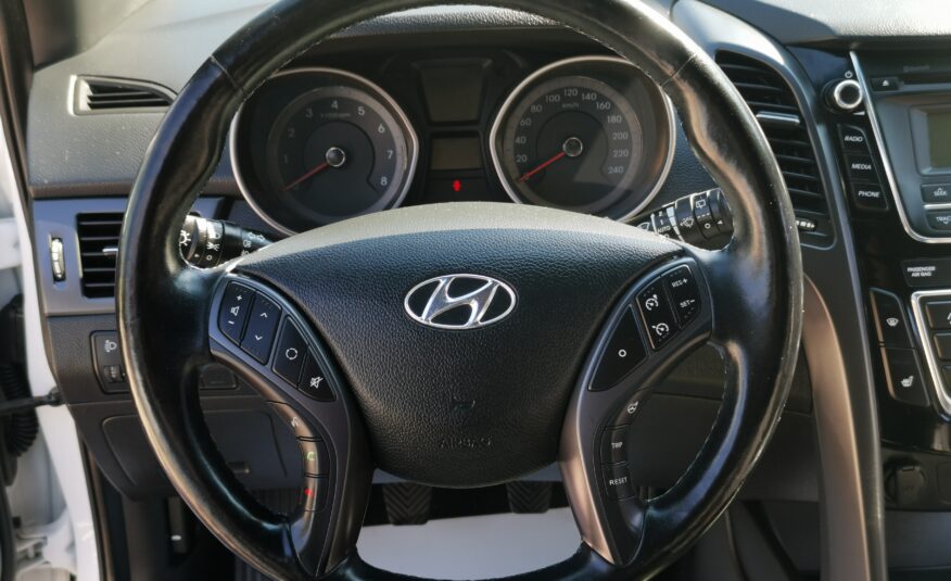 HYUNDAI I30 1.4 MPi Life Passion 98.000km! 2. Tulaj. TEMPOMAT. PARKRADAR. ÜLÉSFŰTÉS. ALUFELNI