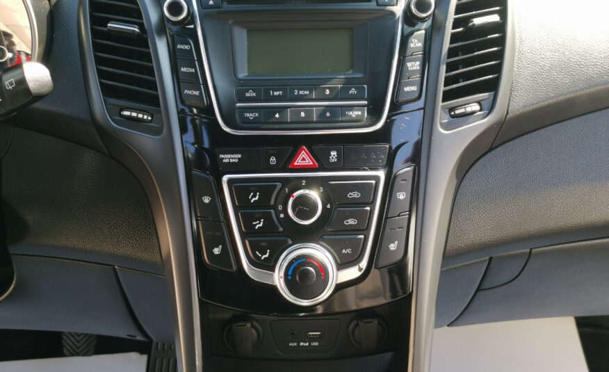 HYUNDAI I30 1.4 MPi Life Passion 98.000km! 2. Tulaj. TEMPOMAT. PARKRADAR. ÜLÉSFŰTÉS. ALUFELNI