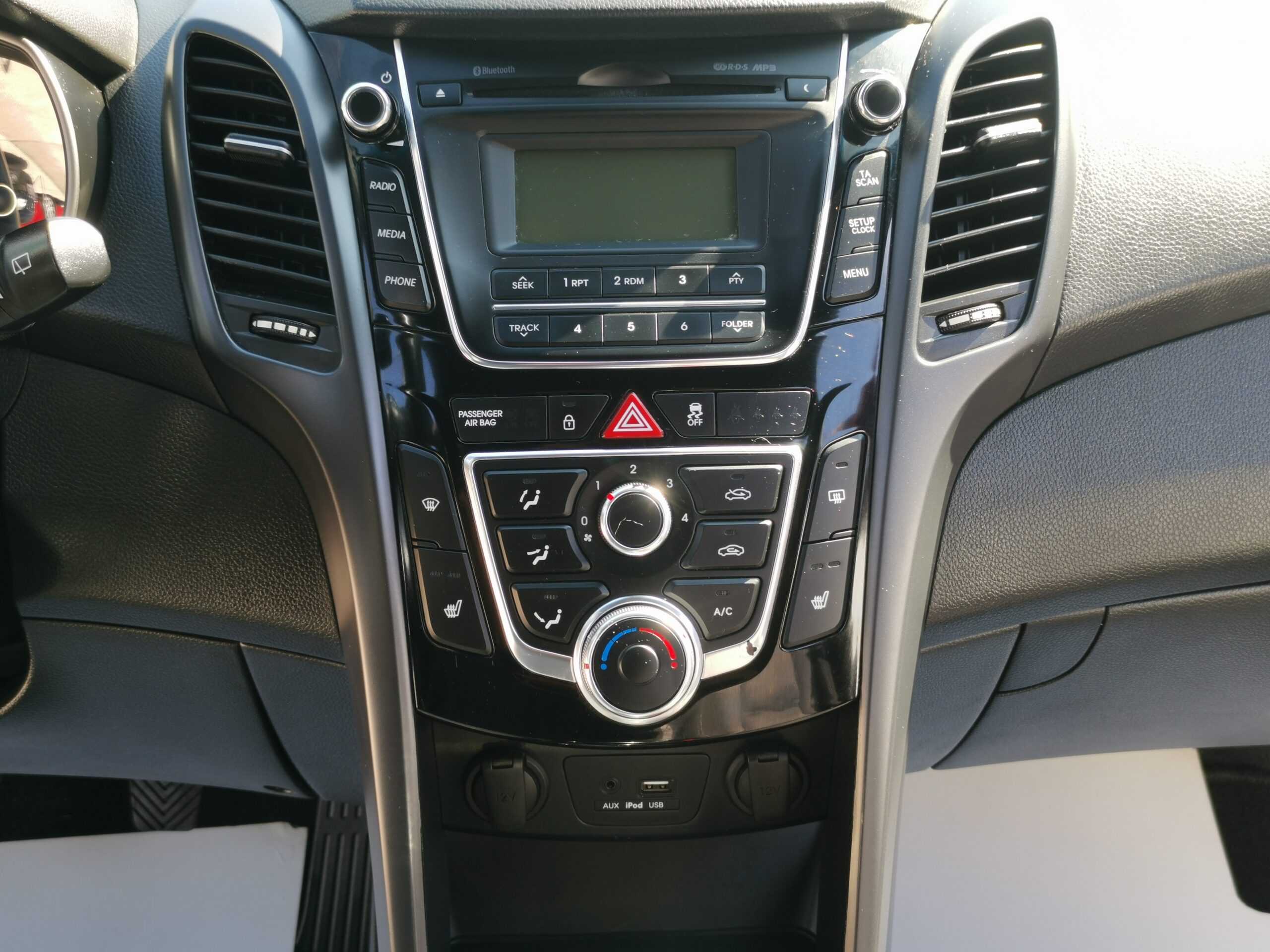 HYUNDAI I30 1.4 MPi Life Passion 98.000km! 2. Tulaj. TEMPOMAT. PARKRADAR. ÜLÉSFŰTÉS. ALUFELNI