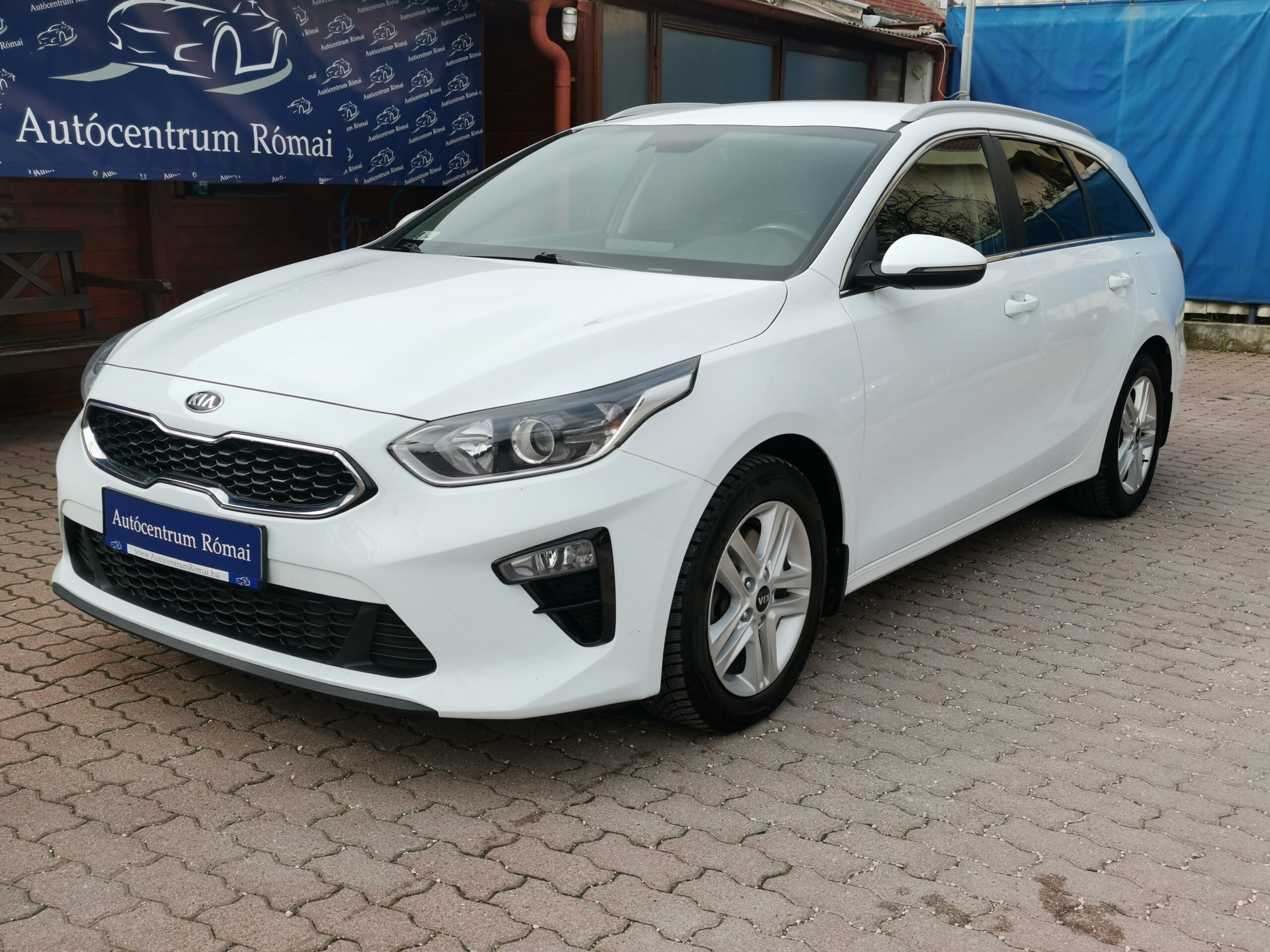 KIA CEE'D Ceed SW 1.6 CRDi HP Hybrid Gold MO.-i. 1. Tulaj. Szervizkönyv! ÁFÁ-s! TEMPOMAT. KAMERA. ÜLÉSFŰTÉS
