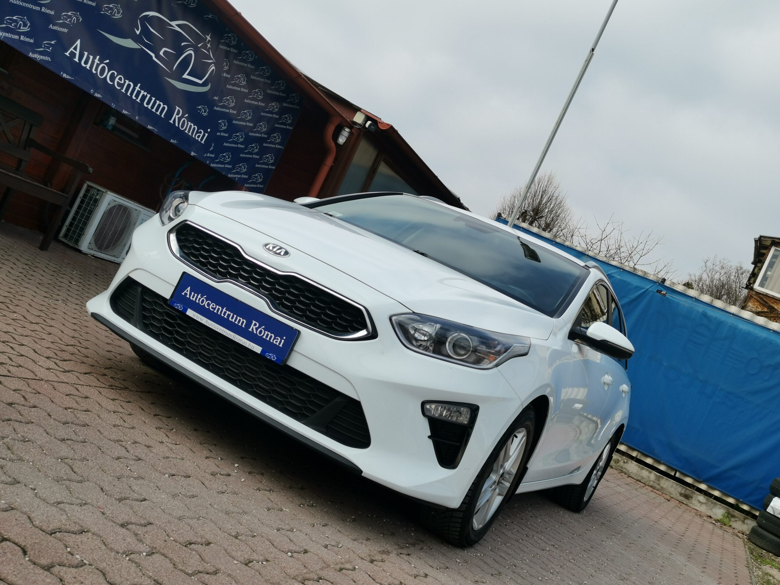 KIA CEE'D Ceed SW 1.6 CRDi HP Hybrid Gold MO.-i. 1. Tulaj. Szervizkönyv! ÁFÁ-s! TEMPOMAT. KAMERA. ÜLÉSFŰTÉS