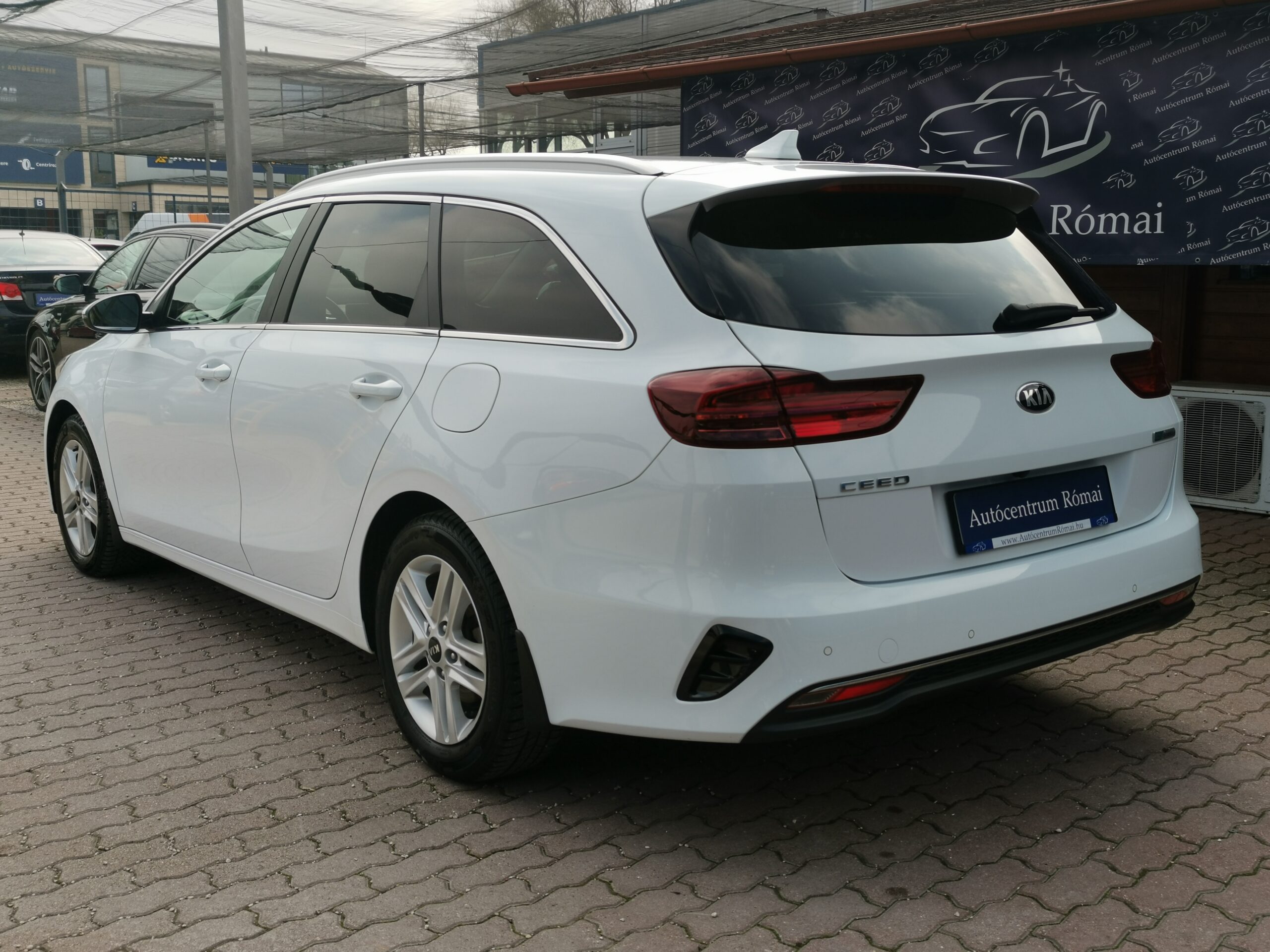 KIA CEE'D Ceed SW 1.6 CRDi HP Hybrid Gold MO.-i. 1. Tulaj. Szervizkönyv! ÁFÁ-s! TEMPOMAT. KAMERA. ÜLÉSFŰTÉS