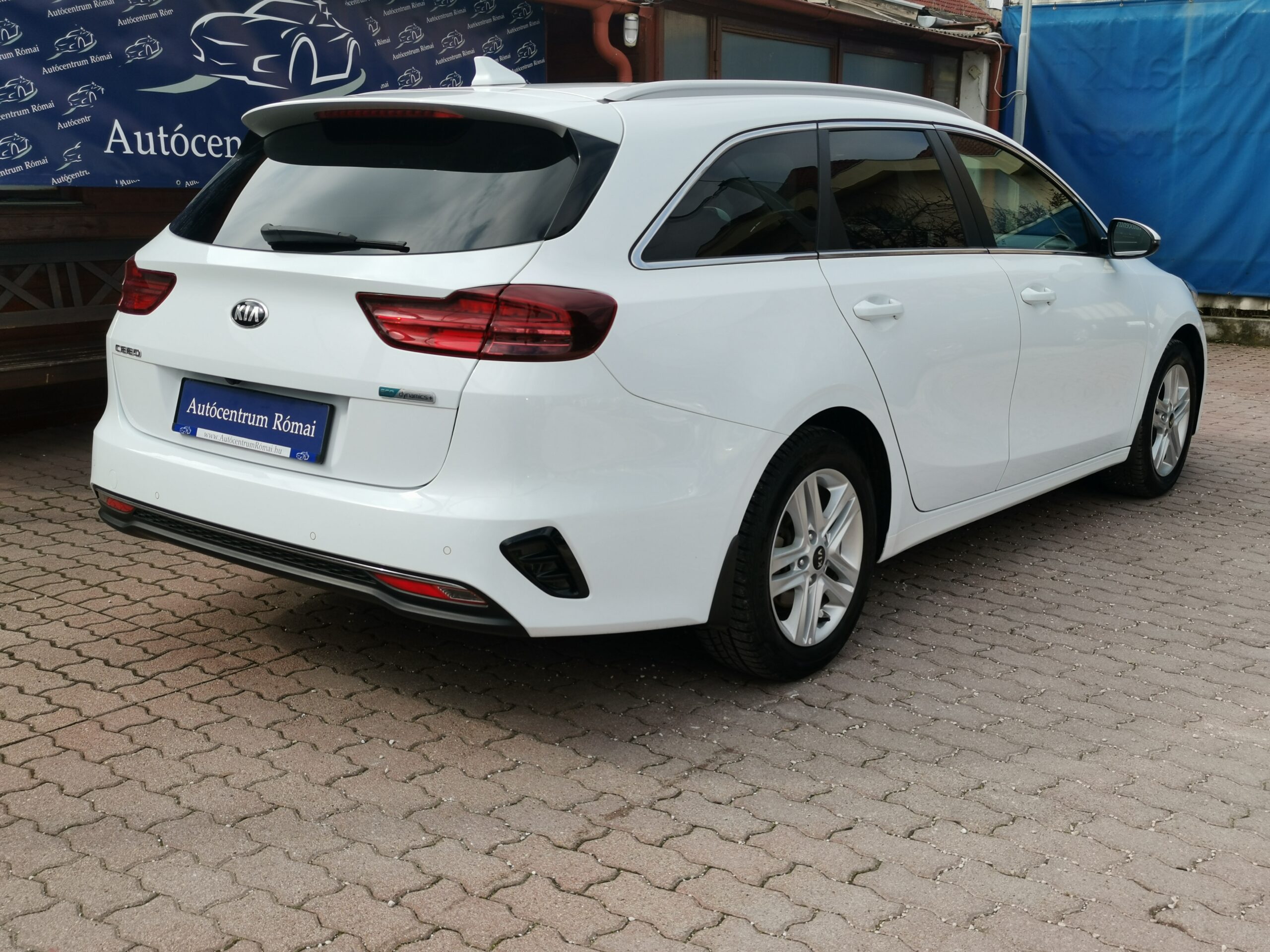 KIA CEE'D Ceed SW 1.6 CRDi HP Hybrid Gold MO.-i. 1. Tulaj. Szervizkönyv! ÁFÁ-s! TEMPOMAT. KAMERA. ÜLÉSFŰTÉS