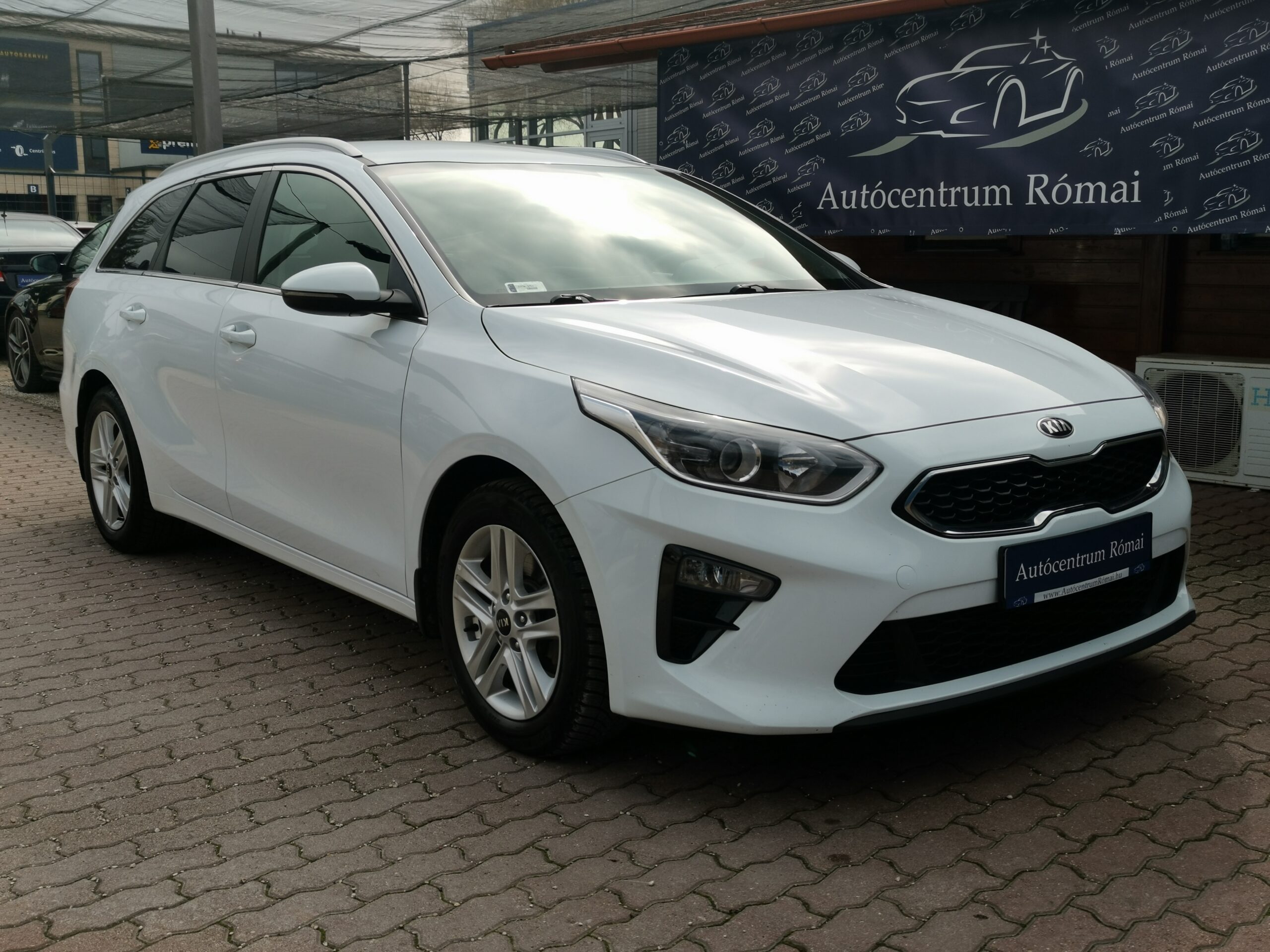 KIA CEE'D Ceed SW 1.6 CRDi HP Hybrid Gold MO.-i. 1. Tulaj. Szervizkönyv! ÁFÁ-s! TEMPOMAT. KAMERA. ÜLÉSFŰTÉS