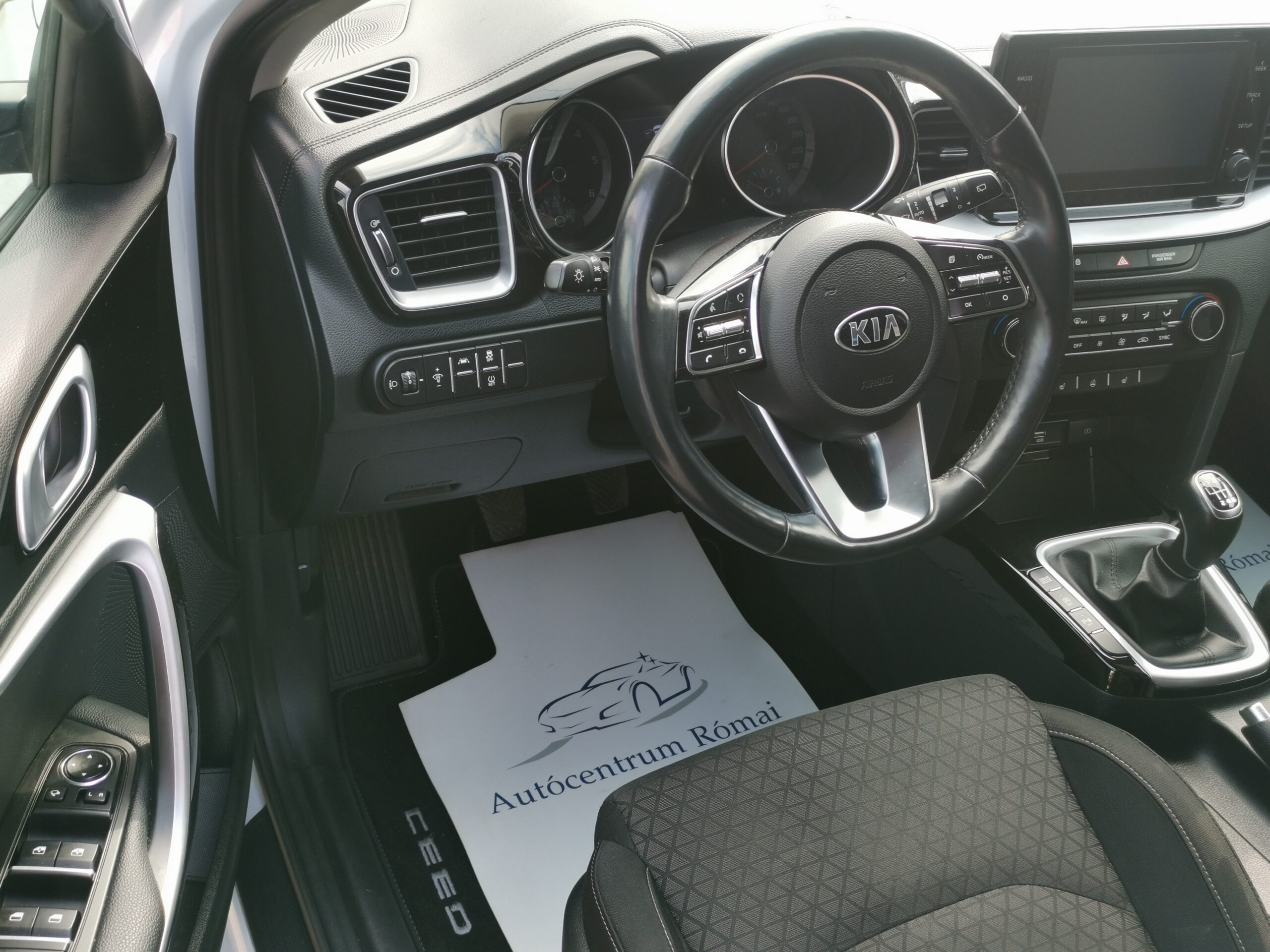 KIA CEE'D Ceed SW 1.6 CRDi HP Hybrid Gold MO.-i. 1. Tulaj. Szervizkönyv! ÁFÁ-s! TEMPOMAT. KAMERA. ÜLÉSFŰTÉS
