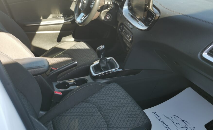 KIA CEE'D Ceed SW 1.6 CRDi HP Gold MO.-i. 1. Tulaj. Szervizkönyv! ÁFÁ-s! TEMPOMAT. KAMERA. ÜLÉSFŰTÉS