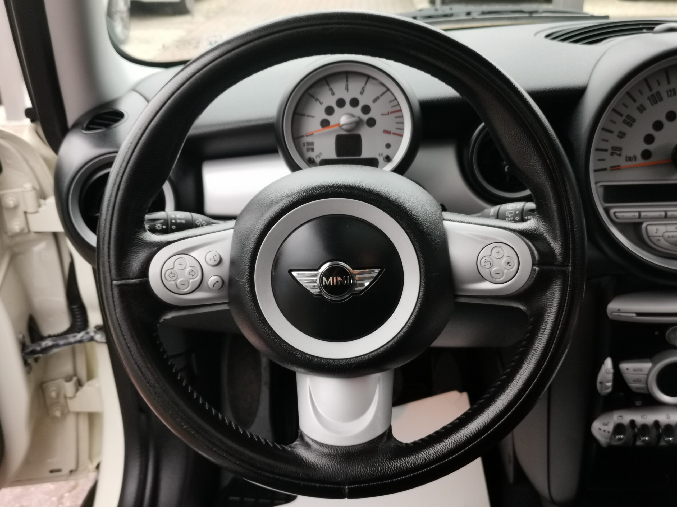 MINI MINI ONE 1.6 PANORÁMA TETŐ. ÜLÉSFŰTÉS. TEMPOMAT. XENON. ALUFELNI