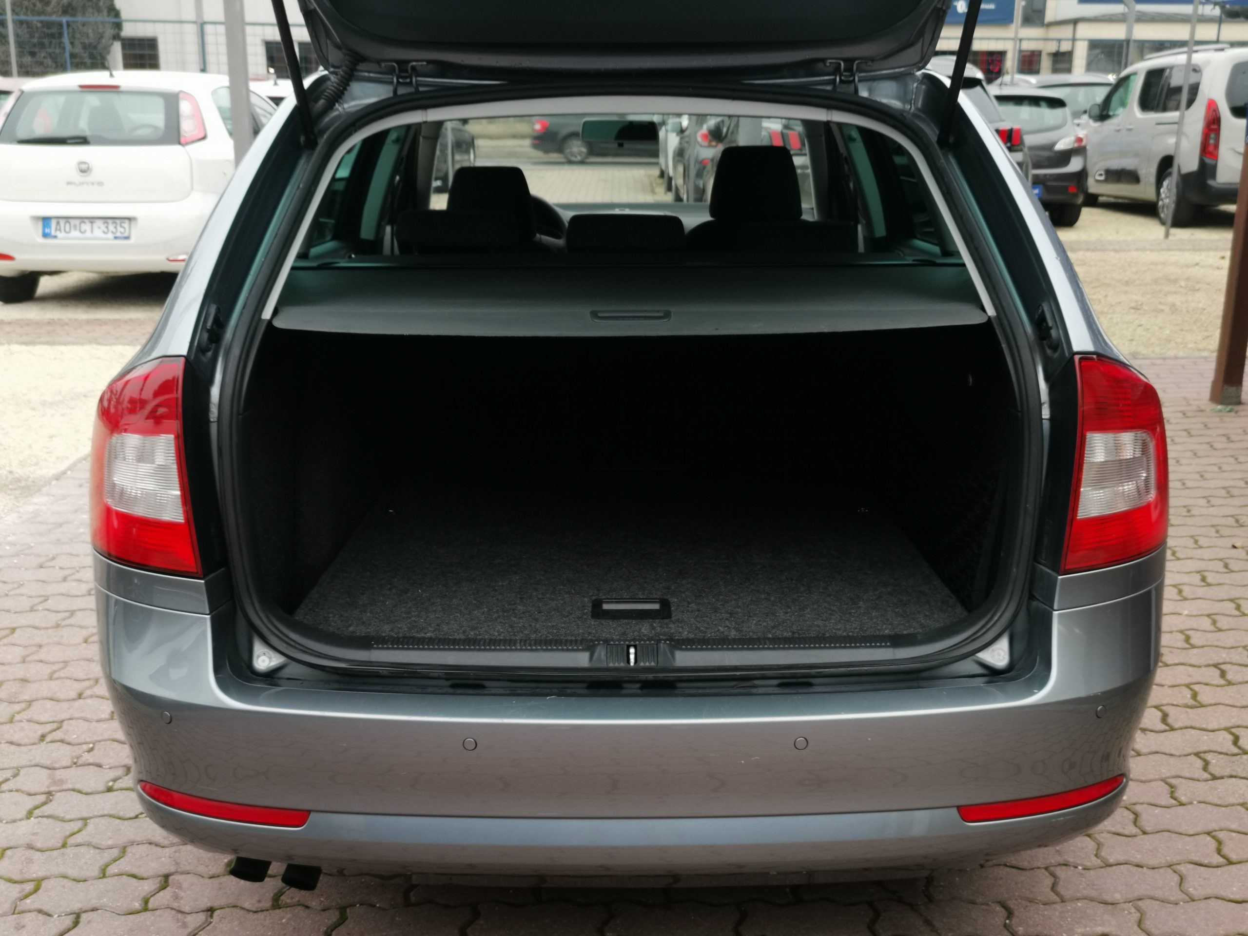 SKODA OCTAVIA Combi 1.8 TSI Ambition Style. 1. Tulaj. Szervizkönyv! TEMPOMAT. PARKRADAR. ÜLÉSFŰTÉS. ALUFELNI