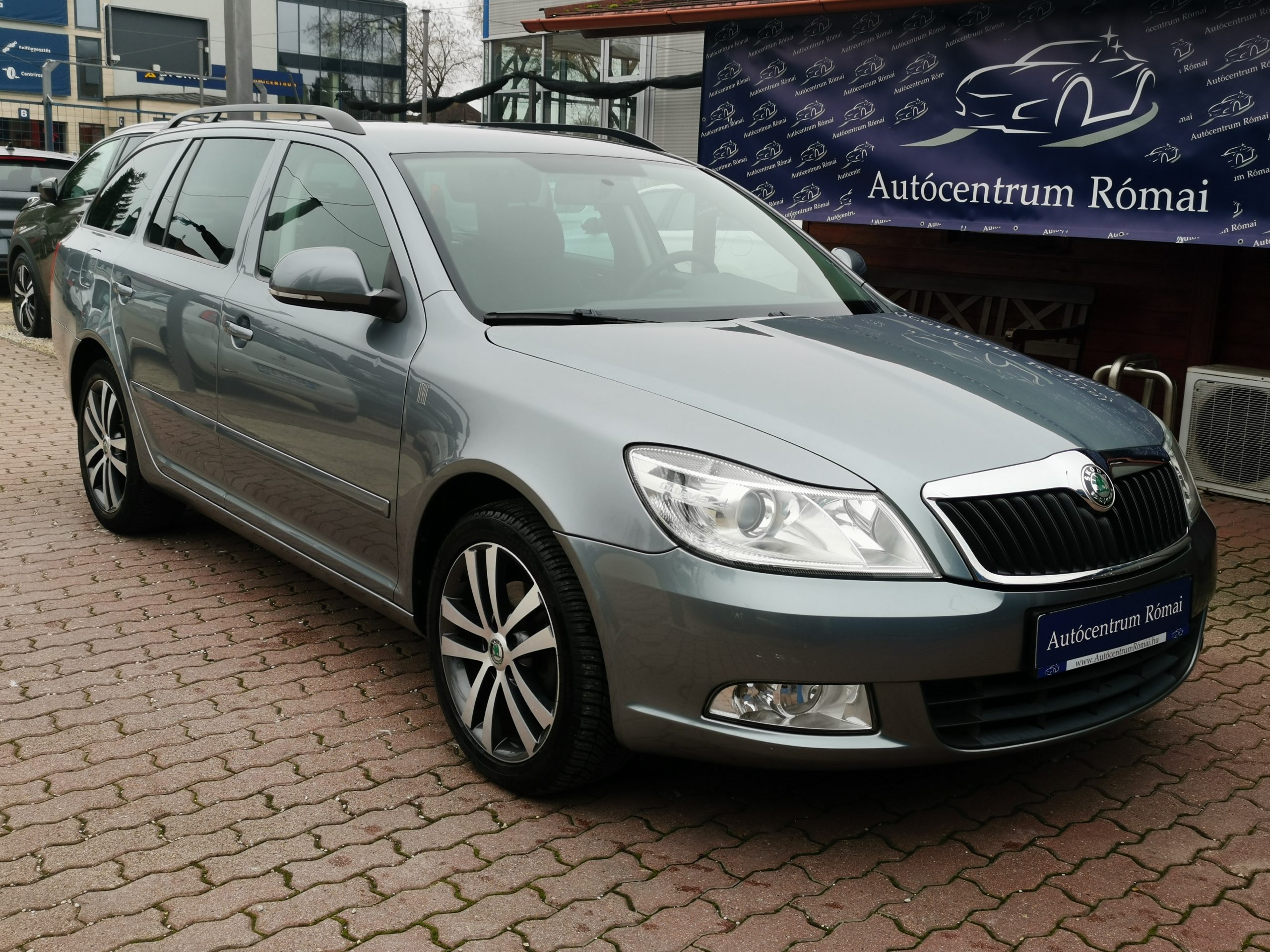 SKODA OCTAVIA Combi 1.8 TSI Ambition Style. 1. Tulaj. Szervizkönyv! TEMPOMAT. PARKRADAR. ÜLÉSFŰTÉS. ALUFELNI