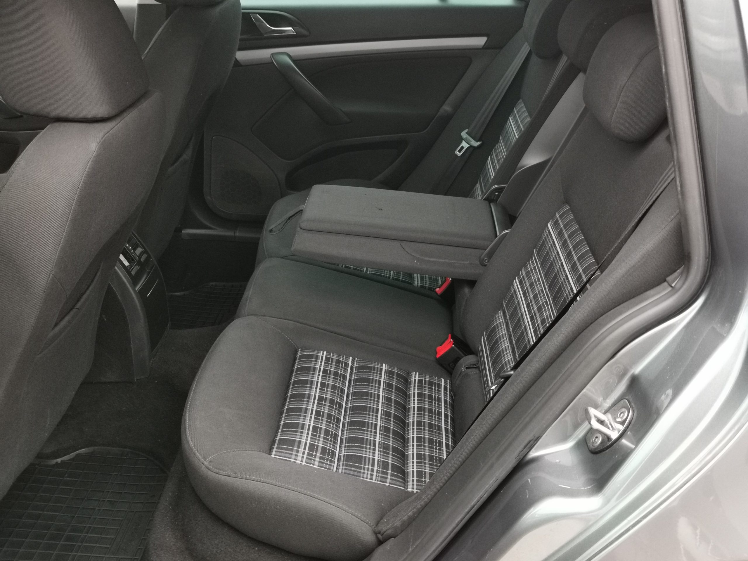 SKODA OCTAVIA Combi 1.8 TSI Ambition Style. 1. Tulaj. Szervizkönyv! TEMPOMAT. PARKRADAR. ÜLÉSFŰTÉS. ALUFELNI