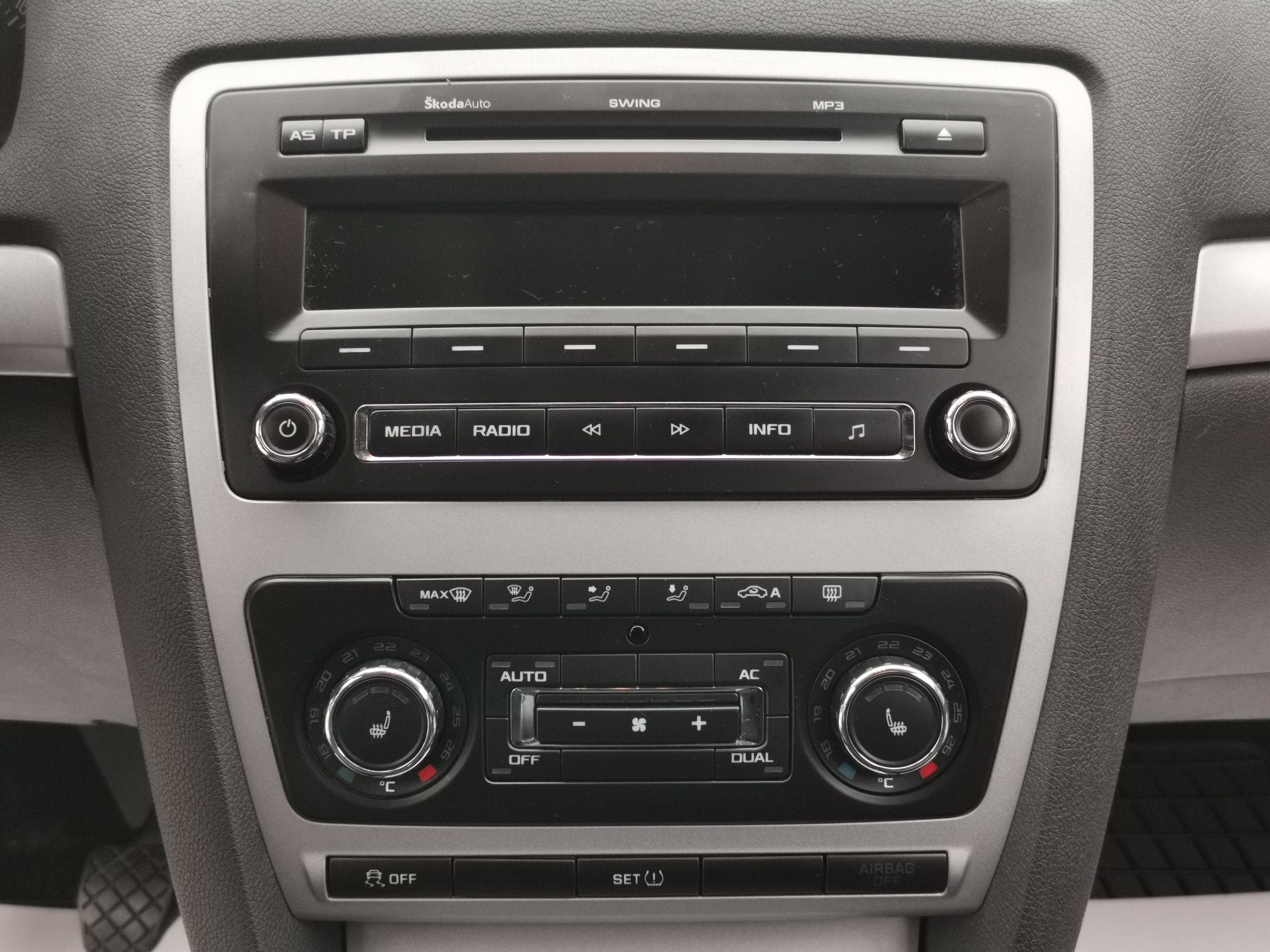 SKODA OCTAVIA Combi 1.8 TSI Ambition Style. 1. Tulaj. Szervizkönyv! TEMPOMAT. PARKRADAR. ÜLÉSFŰTÉS. ALUFELNI