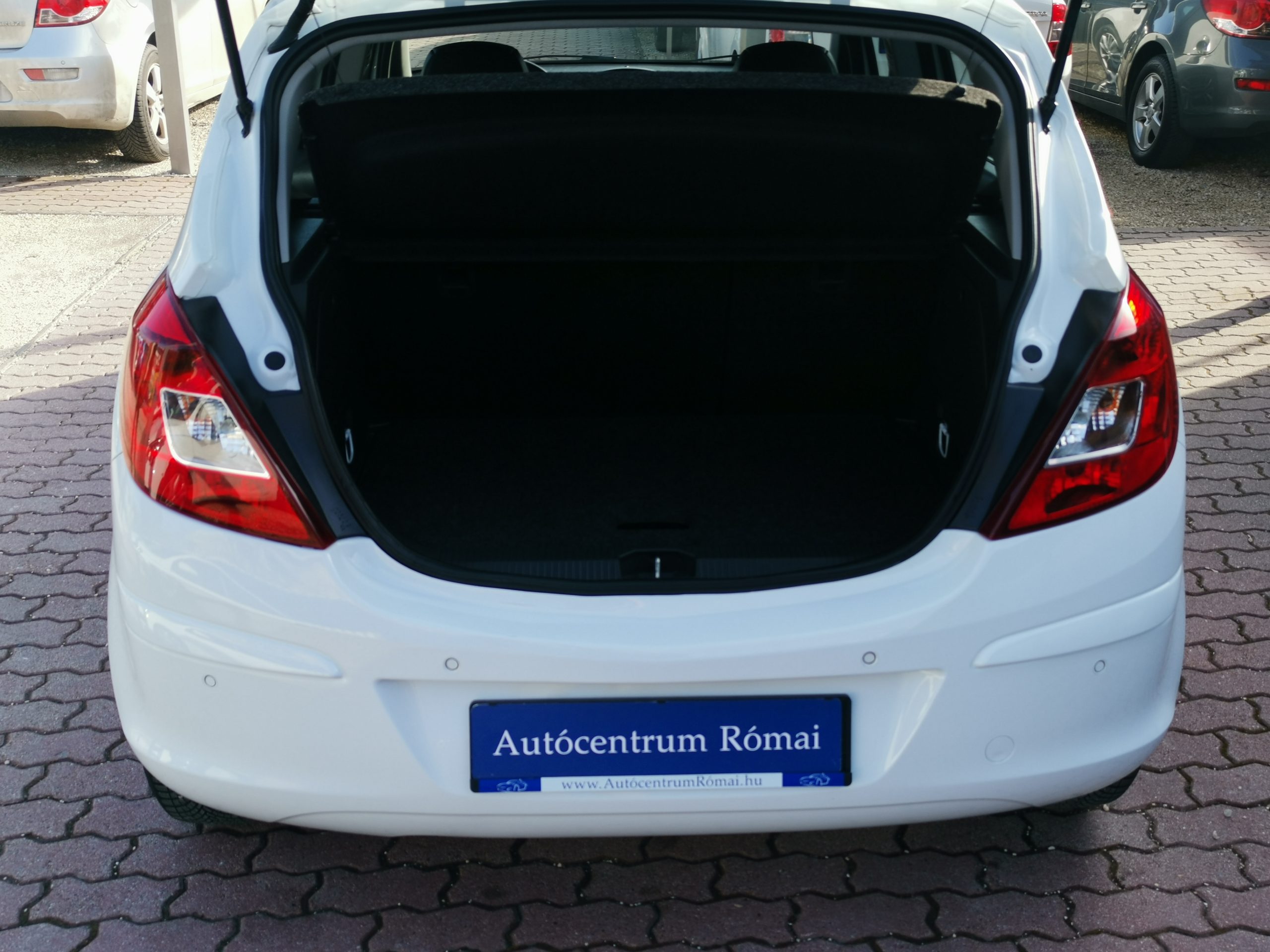 OPEL CORSA D 1.4 Cosmo NAVIGÁCIÓ. TEMPOMAT. FÉLBŐR BELSŐ. PARKRADAR. ÜLÉSFŰTÉS