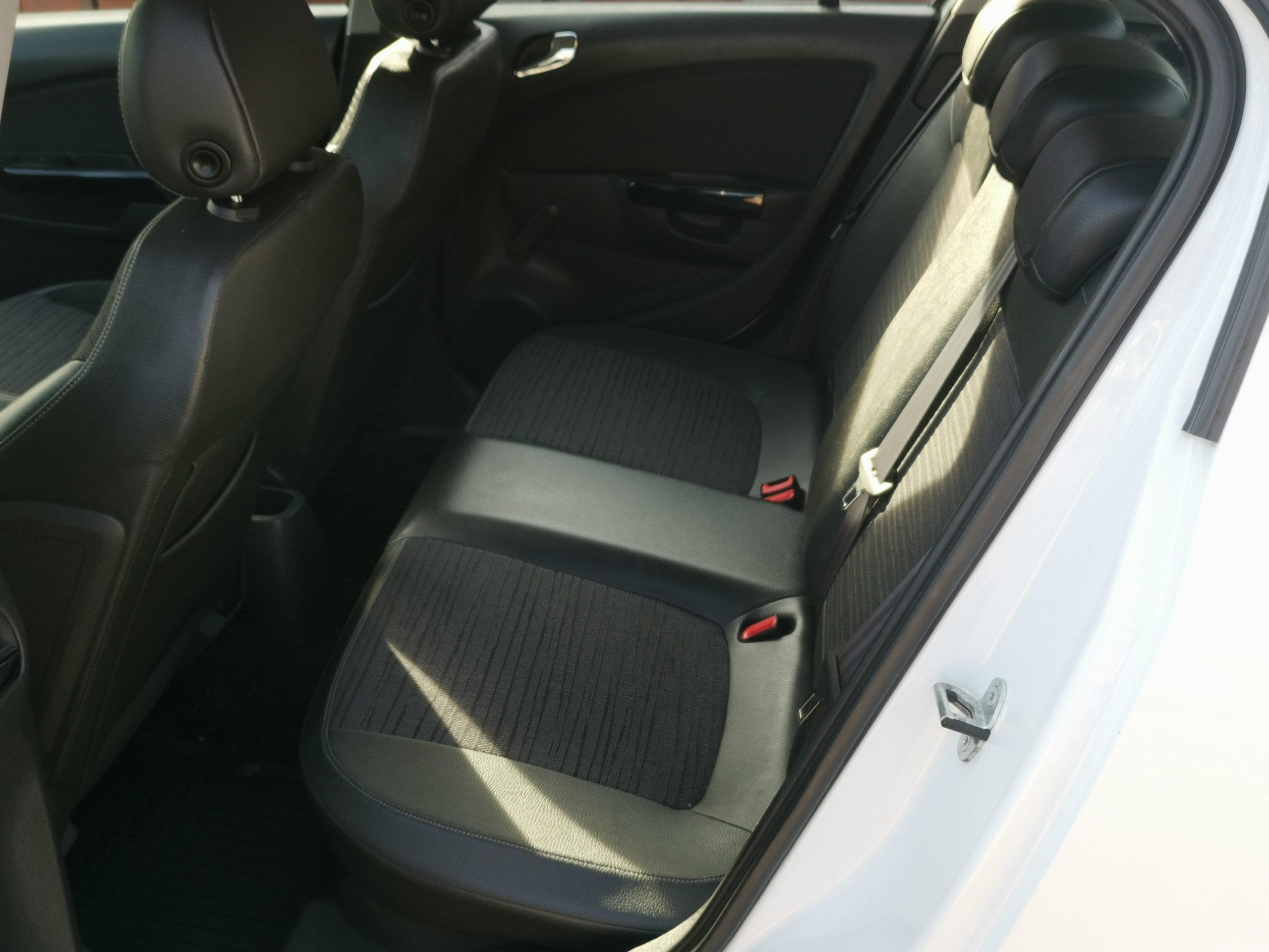 OPEL CORSA D 1.4 Cosmo NAVIGÁCIÓ. TEMPOMAT. FÉLBŐR BELSŐ. PARKRADAR. ÜLÉSFŰTÉS