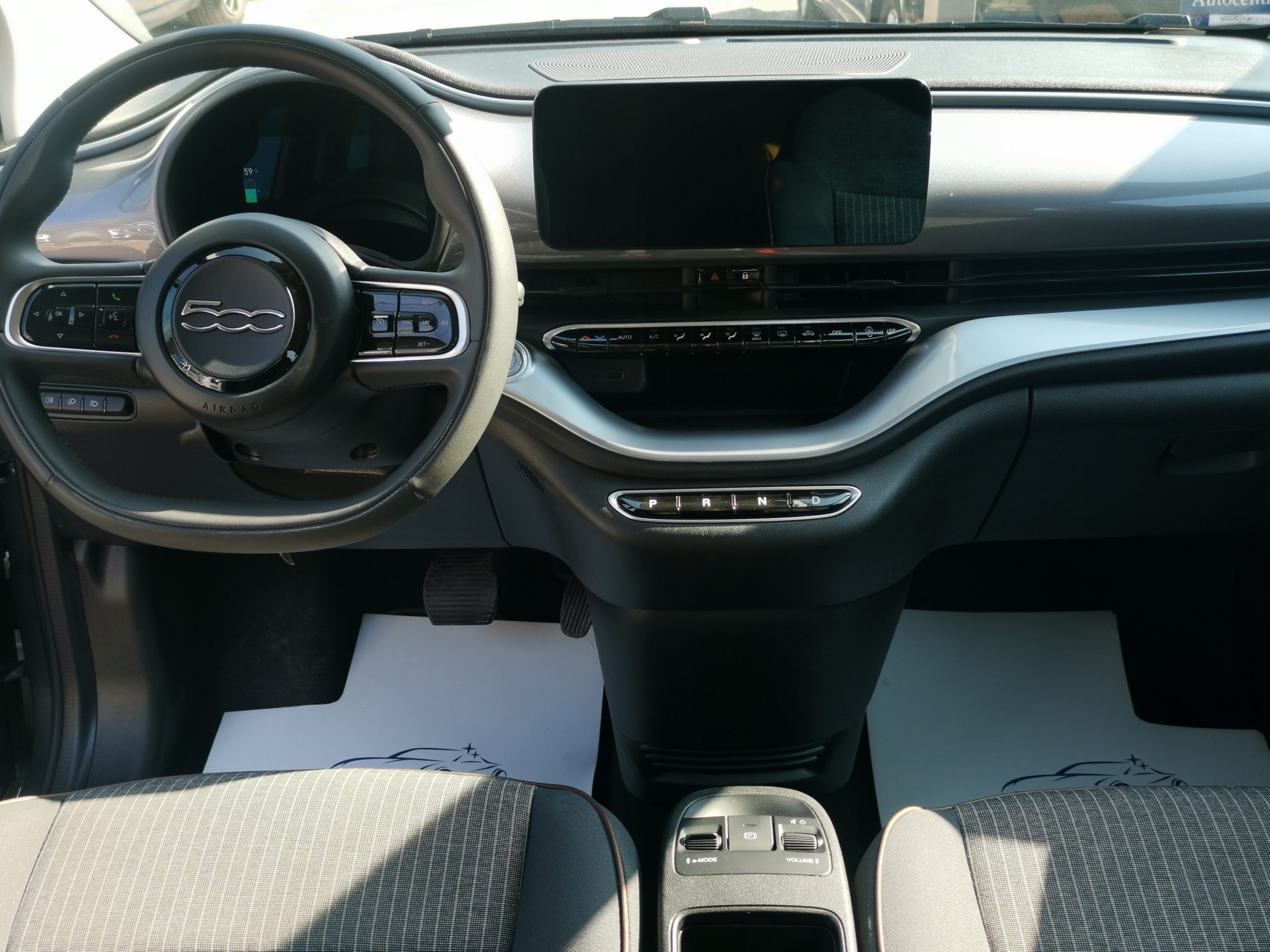 FIAT 500 500e Icon 42kWh (Automata) 50.000km! TEMPOMAT. NAVIGÁCIÓ. ALUFELNI