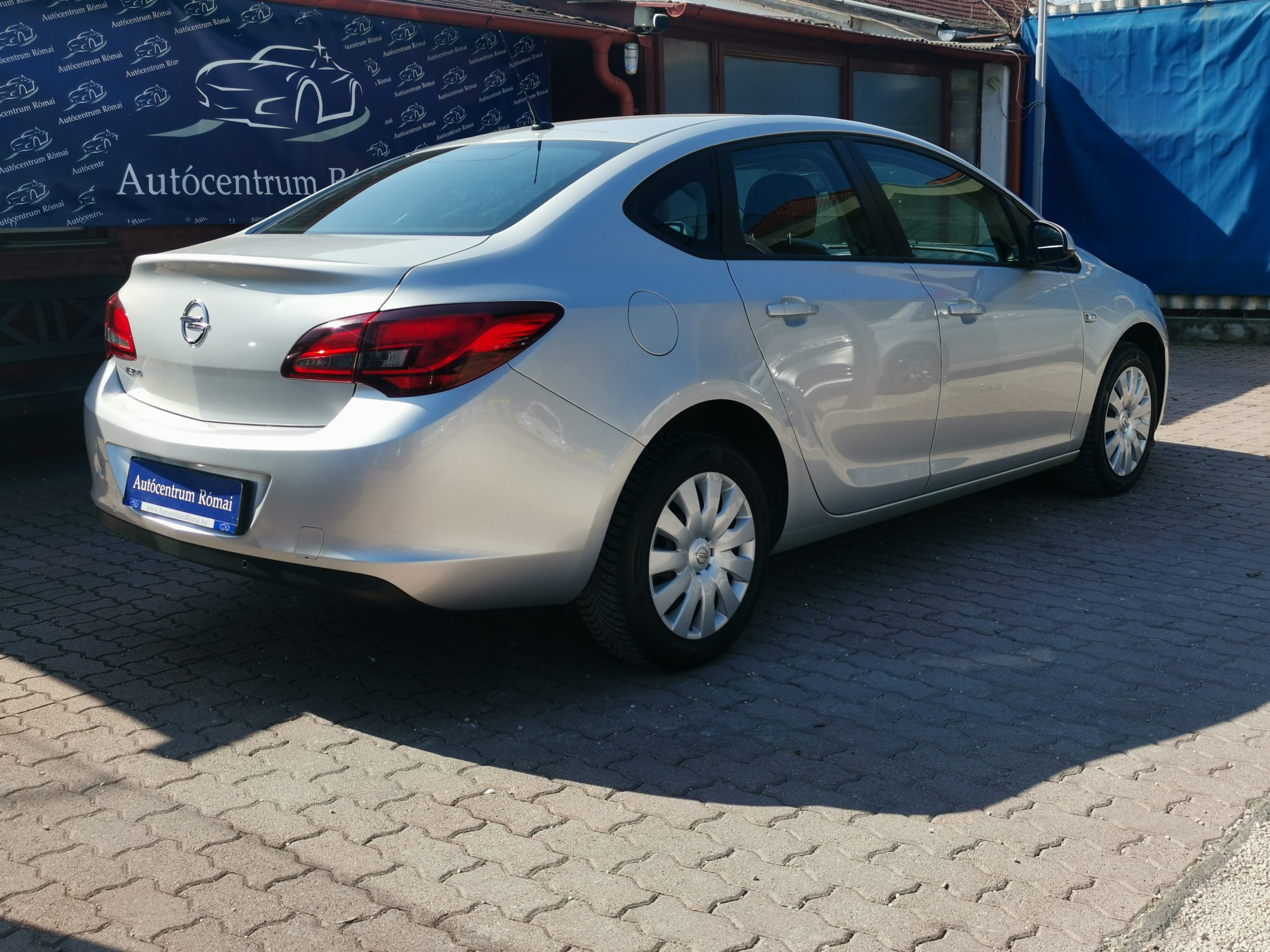 OPEL ASTRA J Sedan 1.6 Enjoy EURO6 MO.-i. 1. Tulaj.. TEMPOMAT. FÉLBŐR BELSŐ. PARKRADAR. ÜLÉSFŰTÉS