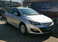 OPEL ASTRA J Sedan 1.6 Enjoy EURO6 MO.-i. 1. Tulaj.. TEMPOMAT. FÉLBŐR BELSŐ. PARKRADAR. ÜLÉSFŰTÉS