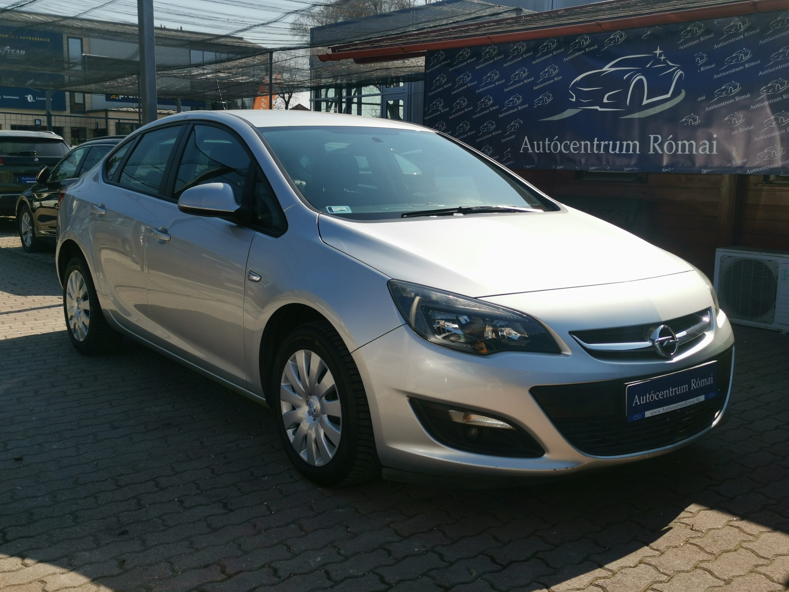 OPEL ASTRA J Sedan 1.6 Enjoy EURO6 MO.-i. 1. Tulaj.. TEMPOMAT. FÉLBŐR BELSŐ. PARKRADAR. ÜLÉSFŰTÉS