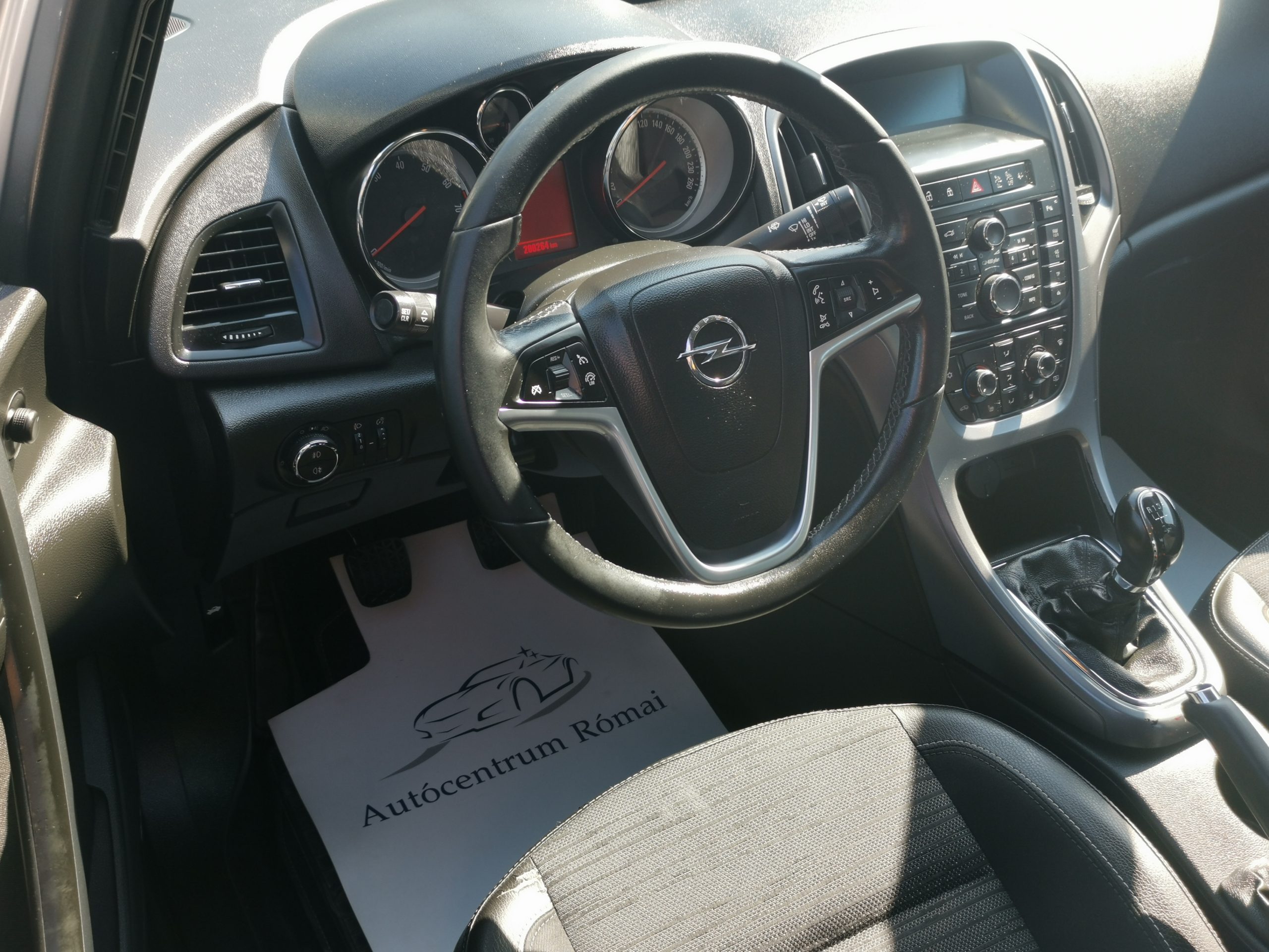 OPEL ASTRA J Sedan 1.6 Enjoy EURO6 MO.-i. 1. Tulaj.. TEMPOMAT. FÉLBŐR BELSŐ. PARKRADAR. ÜLÉSFŰTÉS