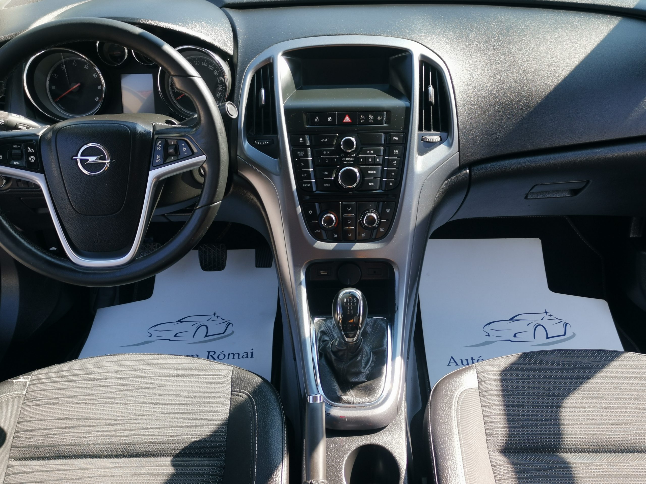 OPEL ASTRA J Sedan 1.6 Enjoy EURO6 MO.-i. 1. Tulaj.. TEMPOMAT. FÉLBŐR BELSŐ. PARKRADAR. ÜLÉSFŰTÉS