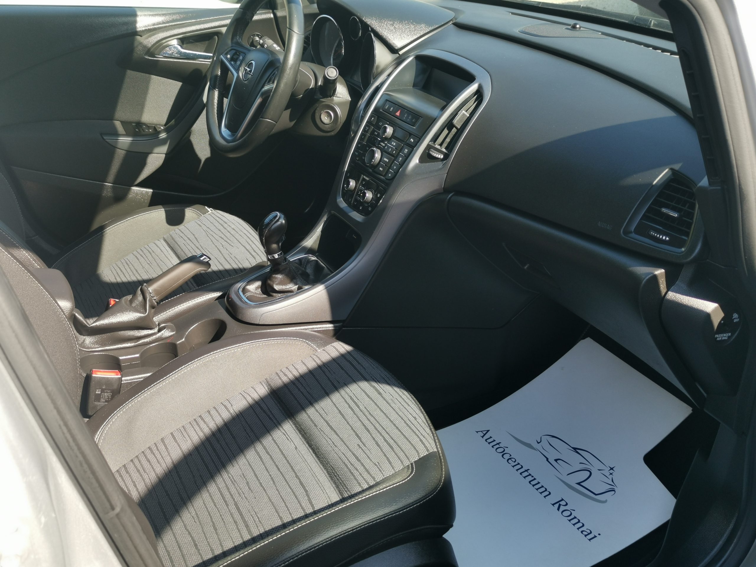 OPEL ASTRA J Sedan 1.6 Enjoy EURO6 MO.-i. 1. Tulaj.. TEMPOMAT. FÉLBŐR BELSŐ. PARKRADAR. ÜLÉSFŰTÉS