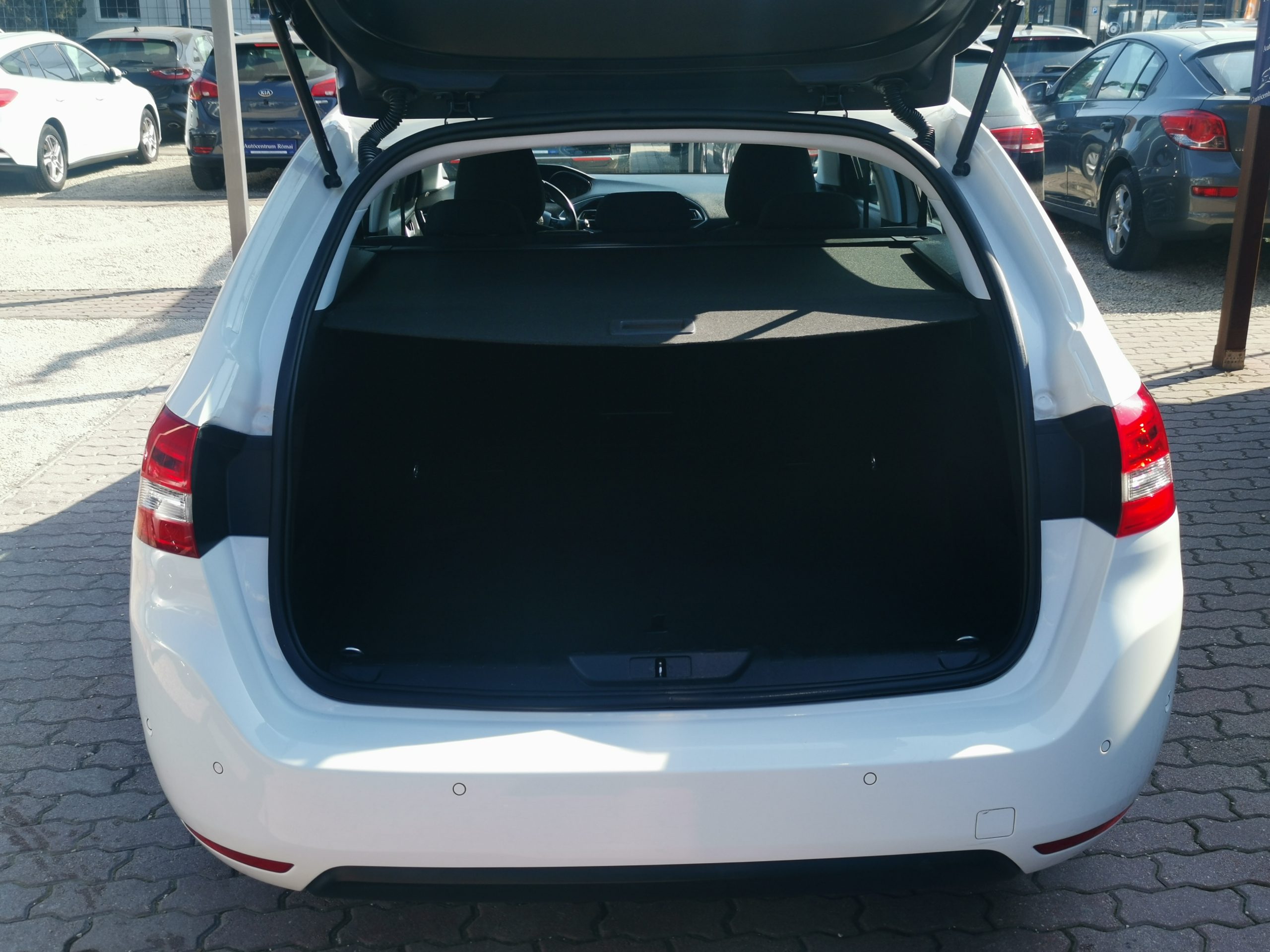 PEUGEOT 308 SW 1.5 BlueHDi Active MO.-i. 1. Tulaj. Szervizkönyv! TEMPOMAT. PARKRADAR. ÜLÉSFŰTÉS