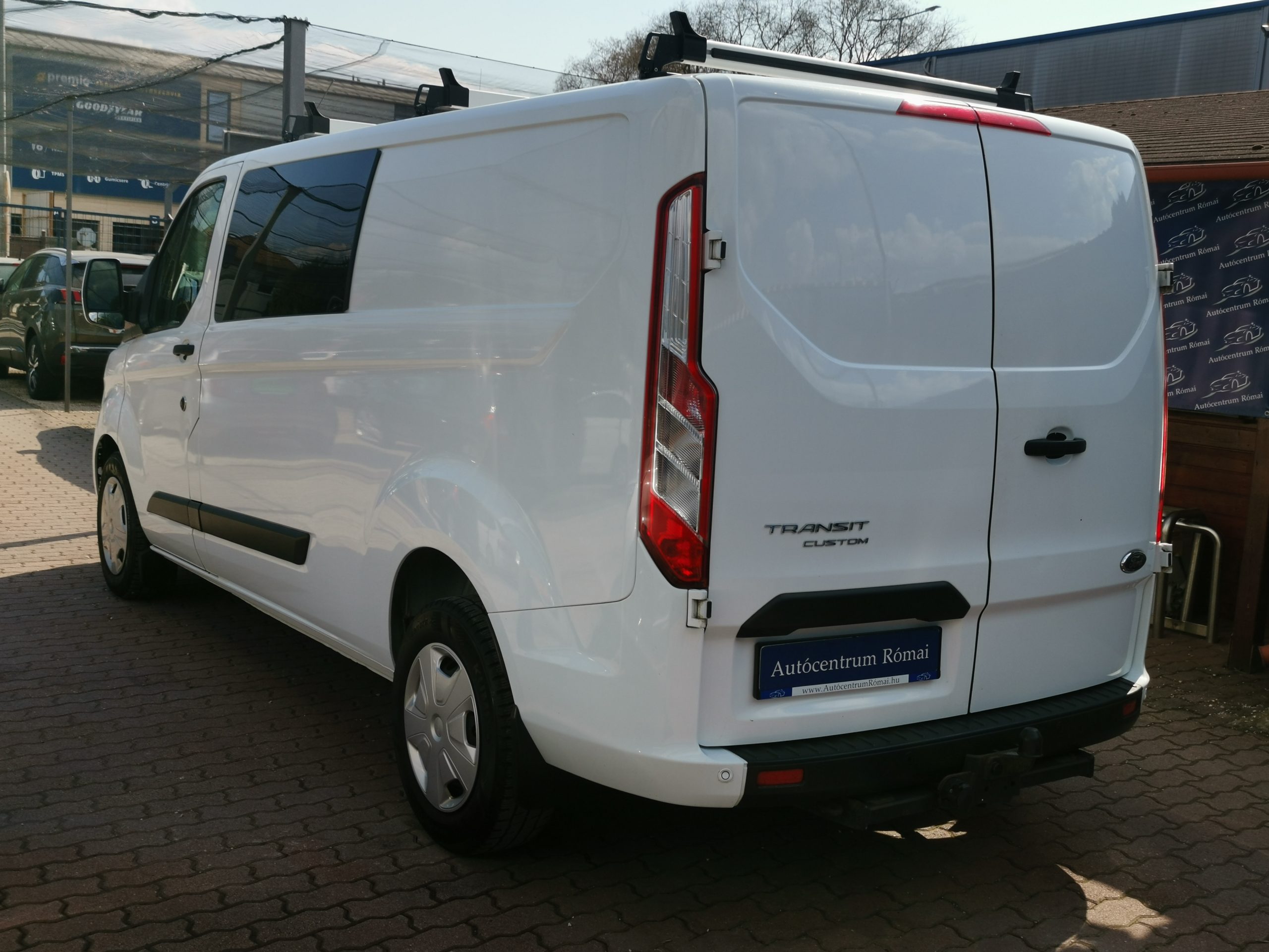 FORD TRANSIT 2.0 TDCi 330 LWB Trend (6 személyes ) MO.-i. 1. Tulaj. Szervizkönyv! VONÓHOROG. TEMPOMAT. ÜLÉSFŰTÉS