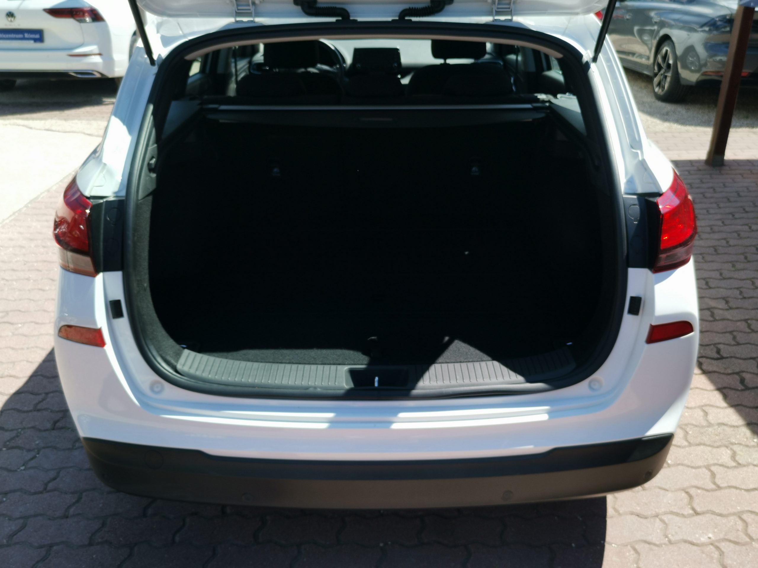 HYUNDAI I30 1.5 DPi Life MO.-i. 1. Tulaj. Szervizkönyv! ÁFÁ-s! TEMPOMAT. PARKRADAR. KÖDLÁMPA