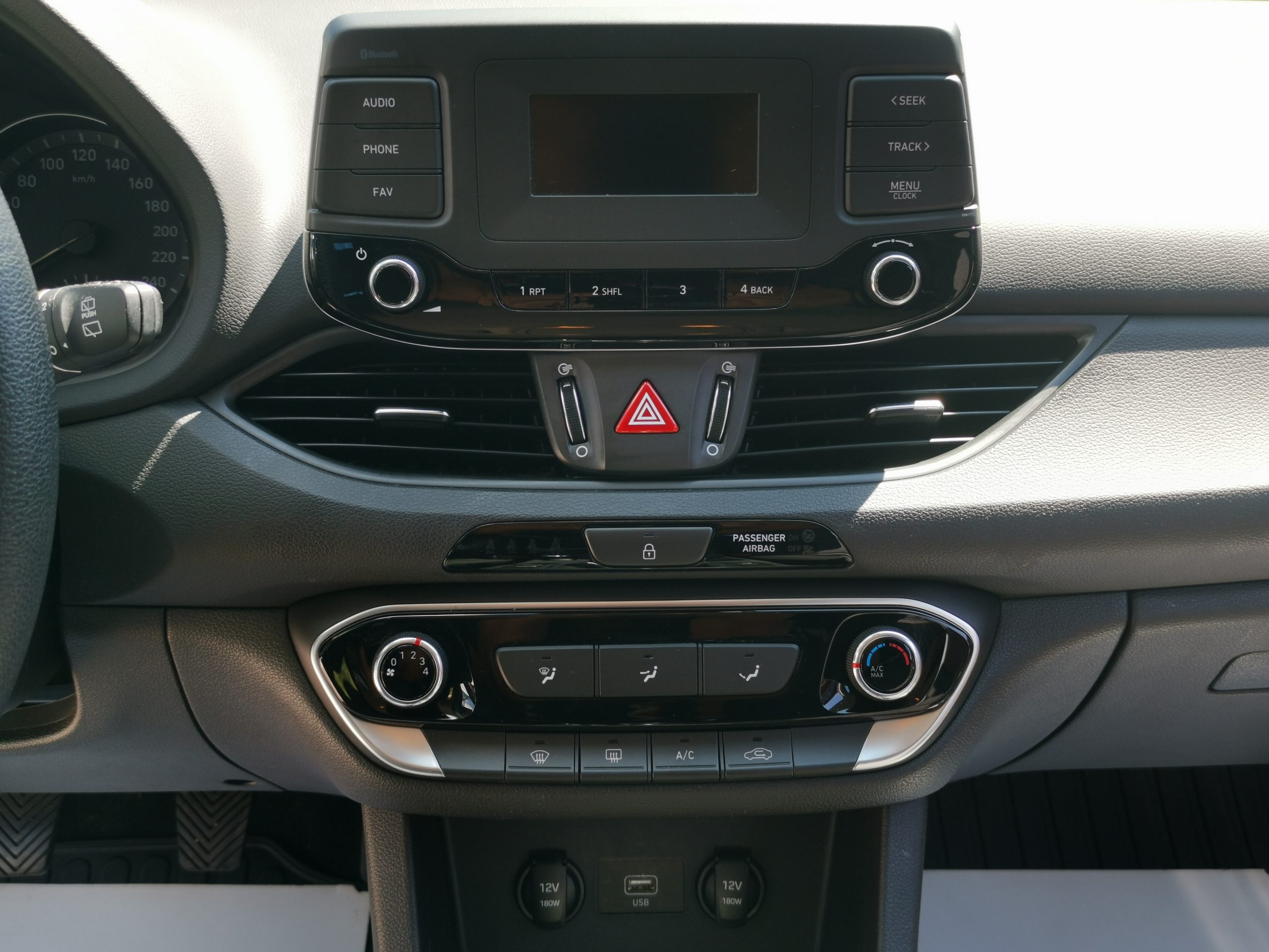 HYUNDAI I30 1.5 DPi Life MO.-i. 1. Tulaj. Szervizkönyv! ÁFÁ-s! TEMPOMAT. PARKRADAR. KÖDLÁMPA