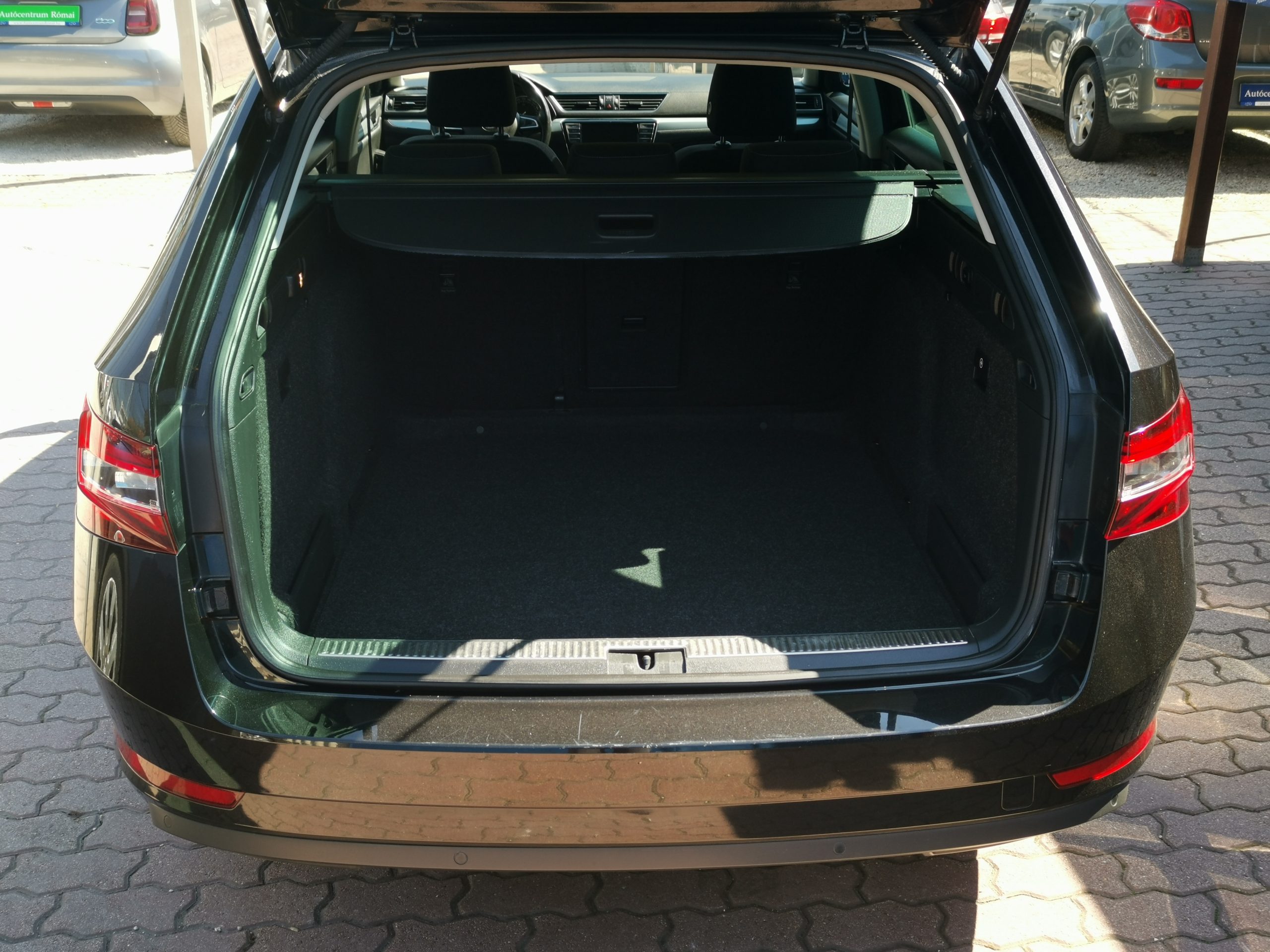 SKODA SUPERB Combi 2.0 TDI SCR Ambition DSG MO.-i. 1. Tulaj. TEMPOMAT. ÜLÉSFŰTÉS. PARKRADAR. ALUFELNI